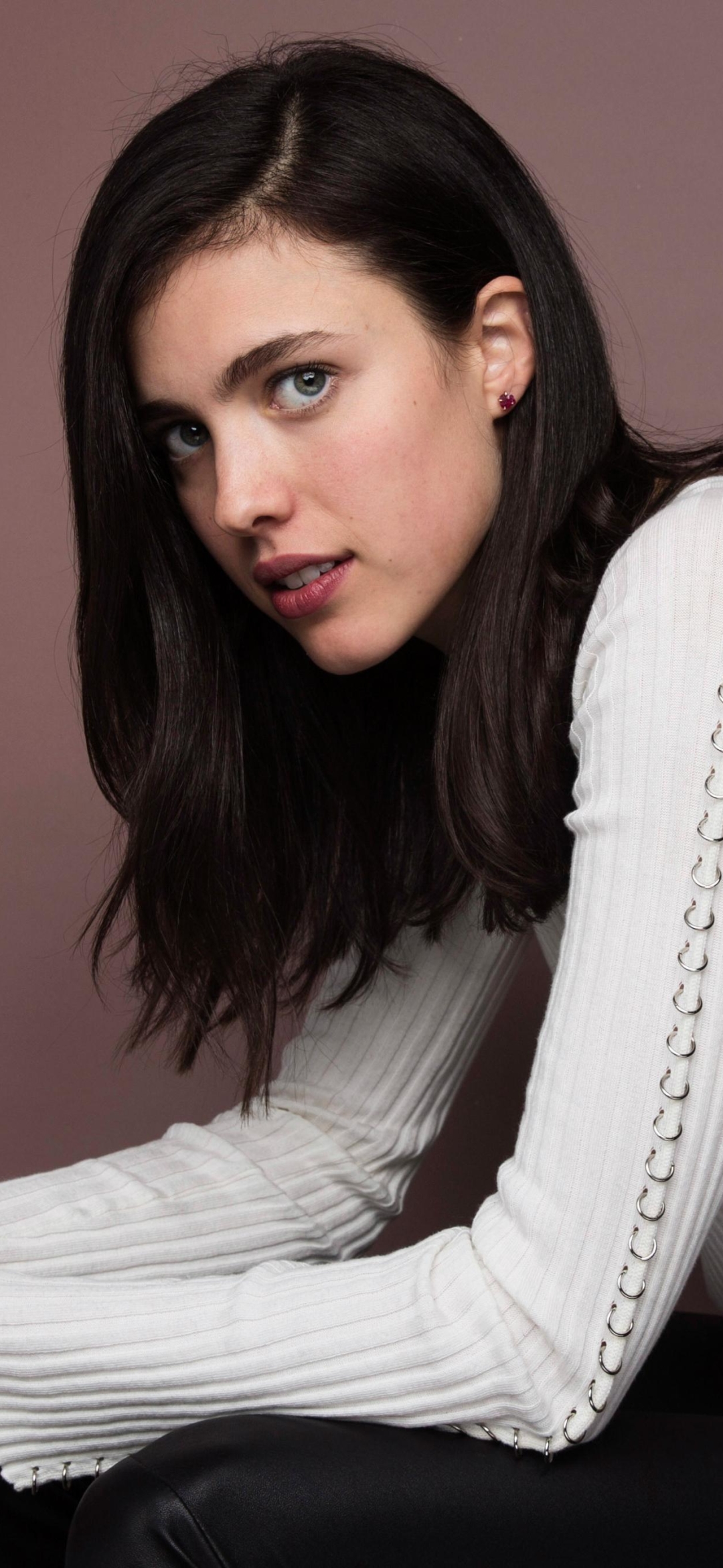 Download mobile wallpaper Blue Eyes, American, Celebrity, Black Hair, Actress, Margaret Qualley for free.
