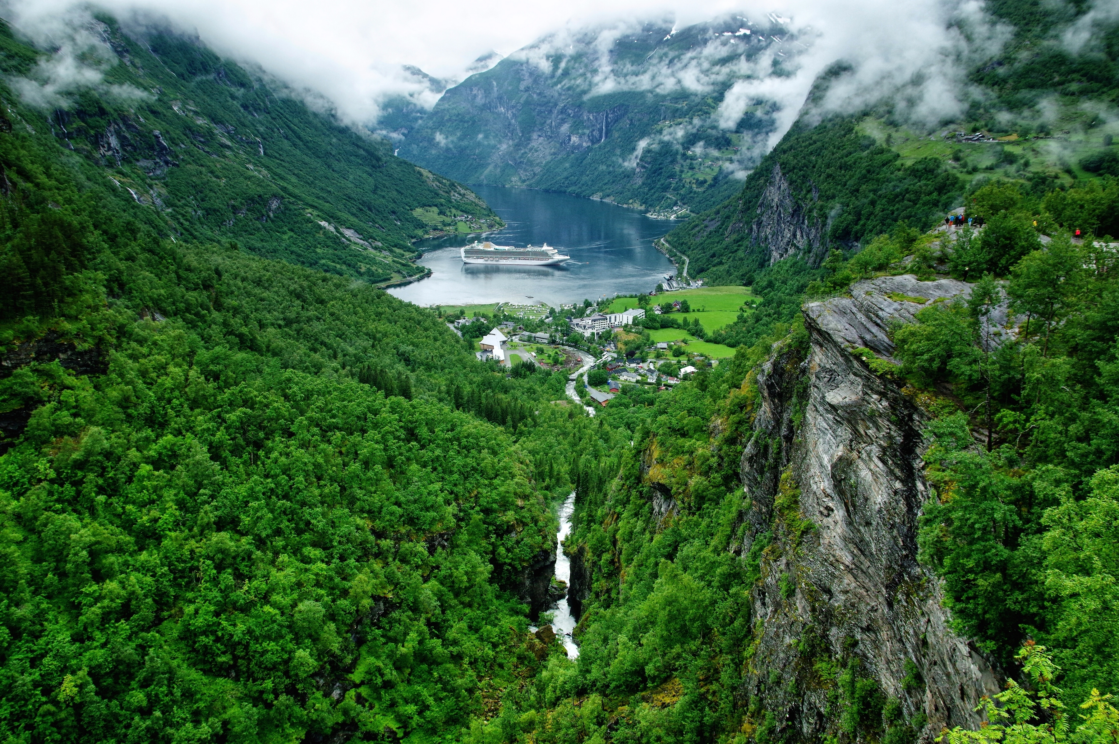 779323 скачать обои фьорд, земля/природа, облака, круизное судно, лес, гора, река, водопад - заставки и картинки бесплатно