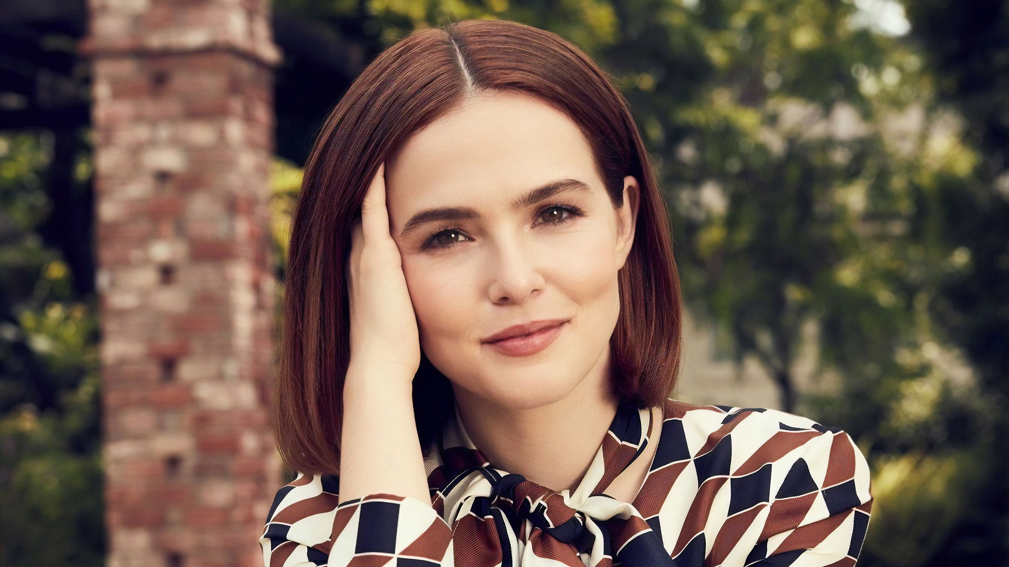 Download mobile wallpaper Redhead, Face, American, Celebrity, Actress, Zoey Deutch for free.