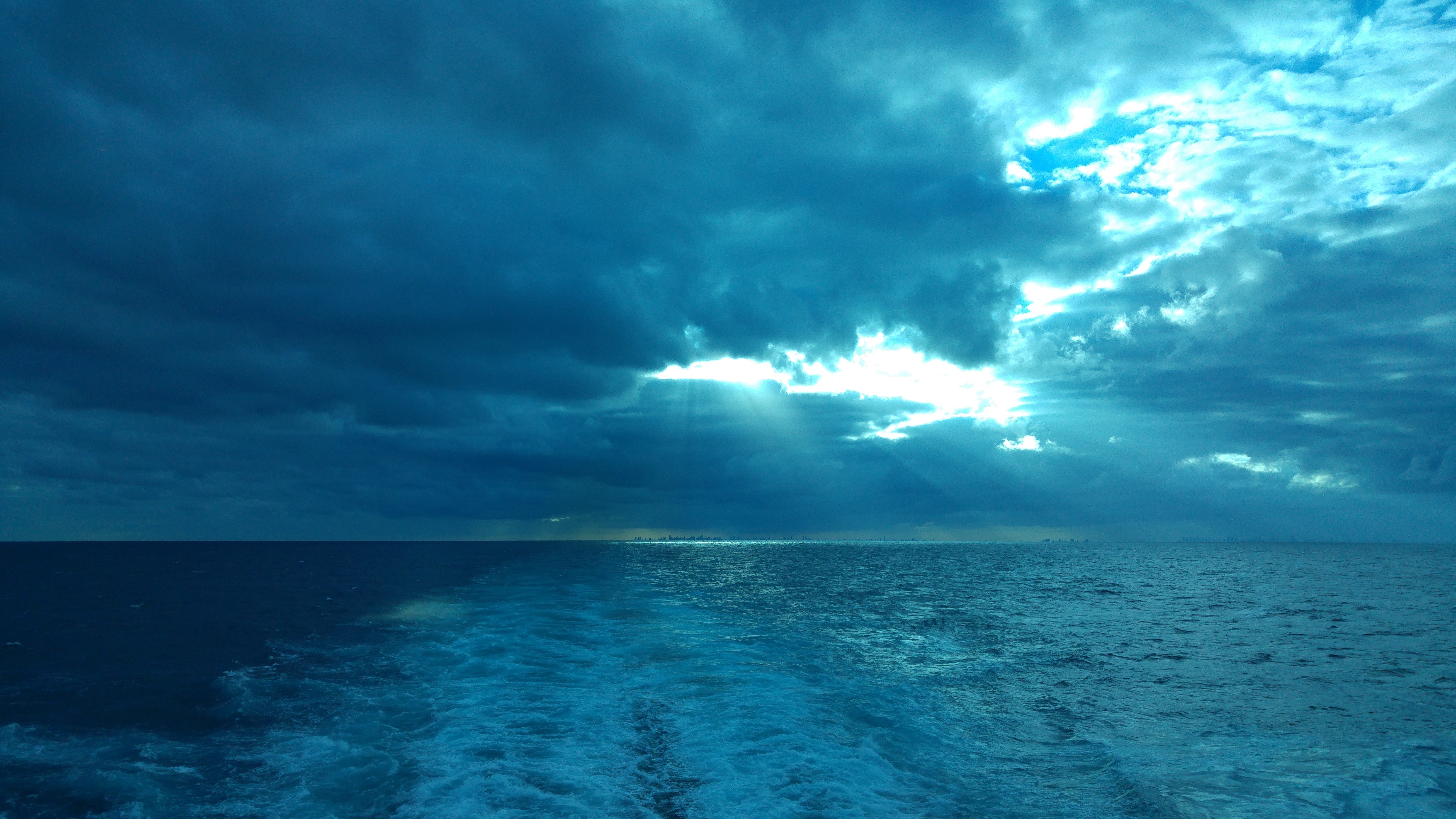 Скачать картинку Облака, Туман, Горизонт, Волны, Природа, Море в телефон бесплатно.