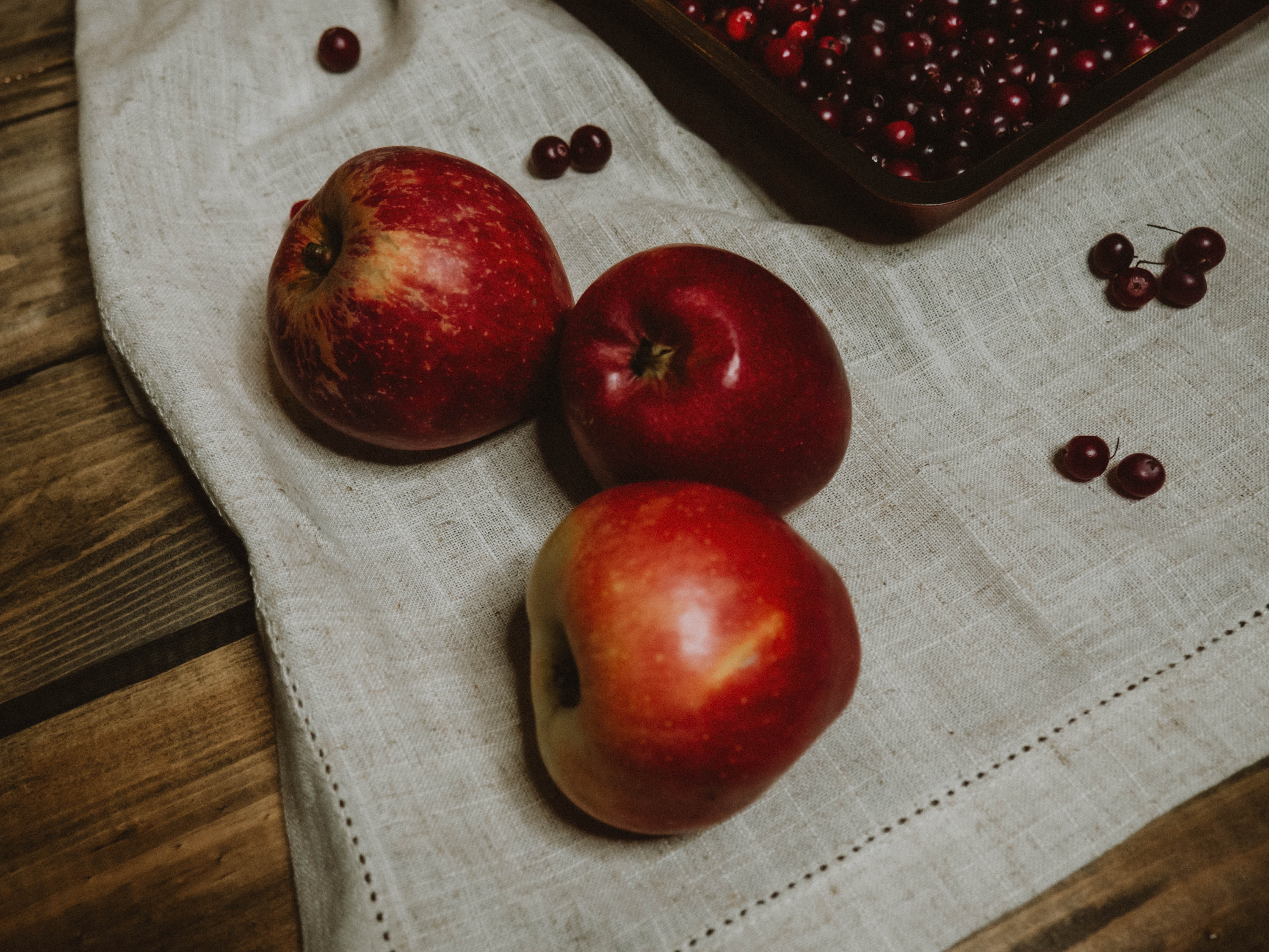 132193 завантажити картинку фрукти, їжа, яблука, ягоди, червоний, журавлина - шпалери і заставки безкоштовно