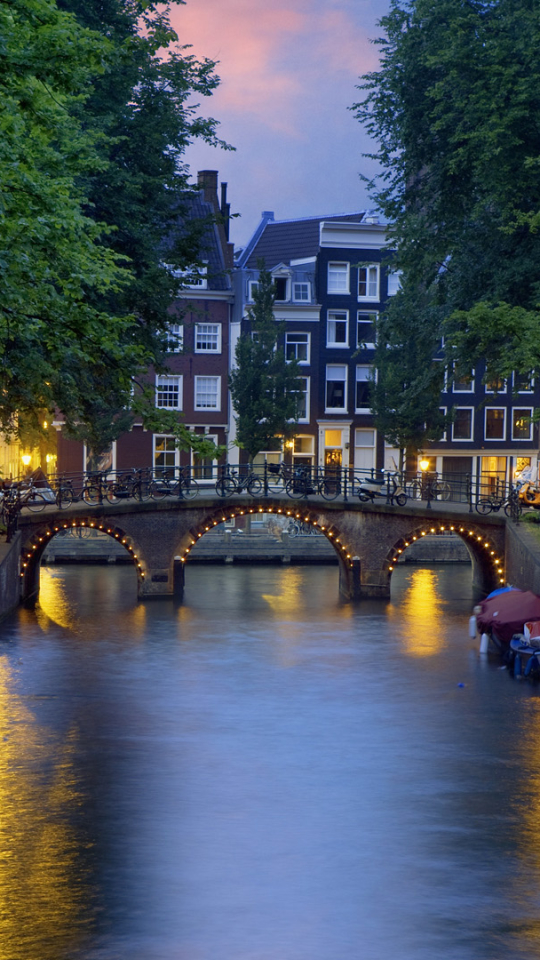 Скачать картинку Дом, Мост, Нидерланды, Канал, Амстердам, Сделано Человеком в телефон бесплатно.