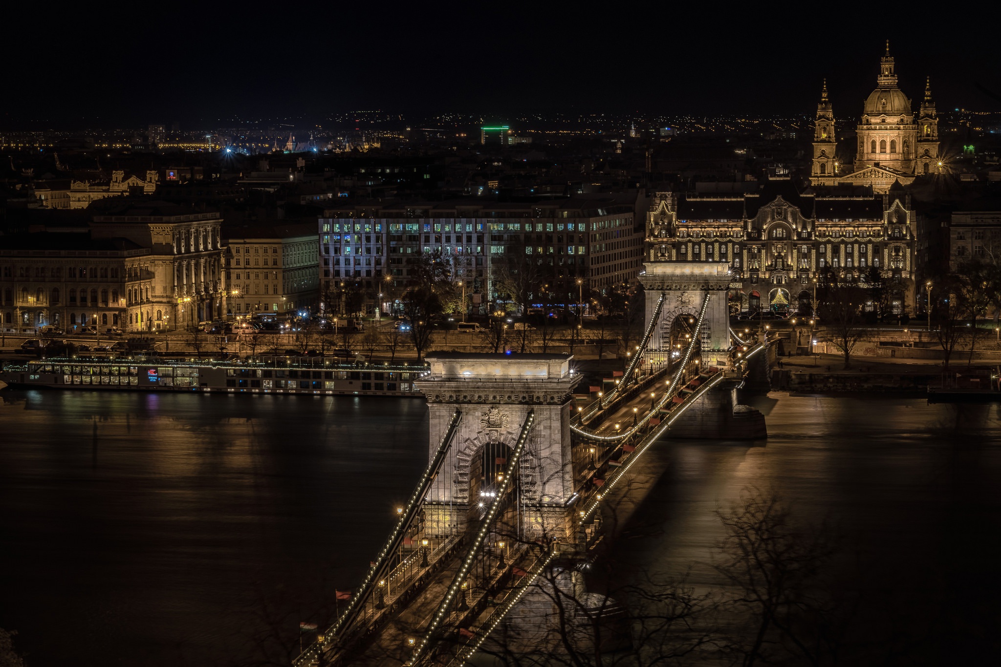 Скачать картинку Река, Мосты, Ночь, Город, Мост, Венгрия, Будапешт, Дунай, Сделано Человеком, Цепной Мост в телефон бесплатно.