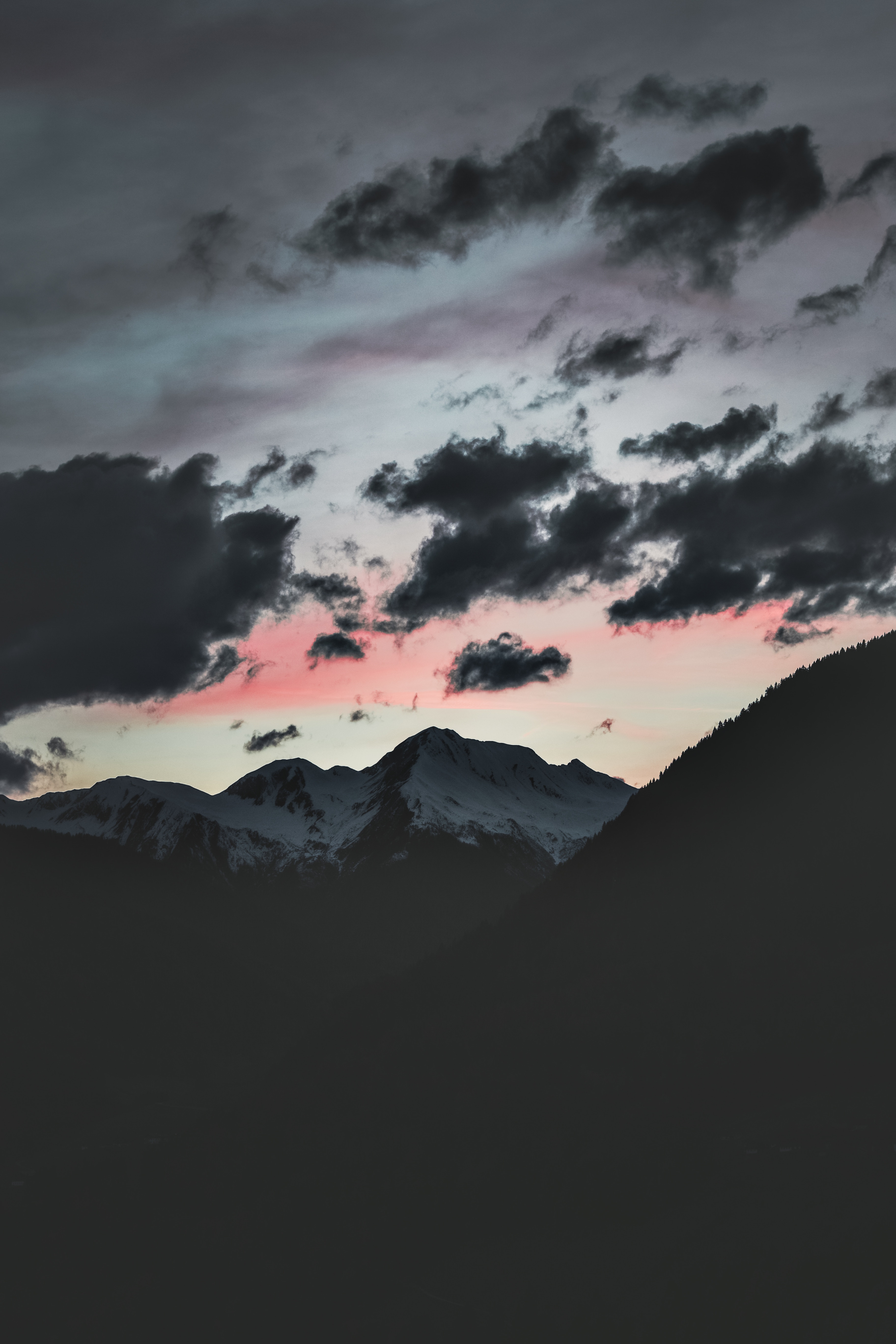 115610 Hintergrundbild herunterladen natur, mountains, clouds, dunkel, oberteile, scheitelpunkt - Bildschirmschoner und Bilder kostenlos