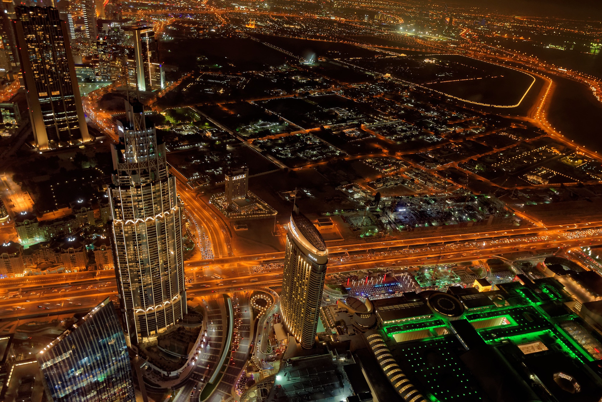 Скачать обои бесплатно Города, Ночь, Город, Дубай, Здание, Антенна, Объединённые Арабские Эмираты, Небоскрёб, Сделано Человеком картинка на рабочий стол ПК