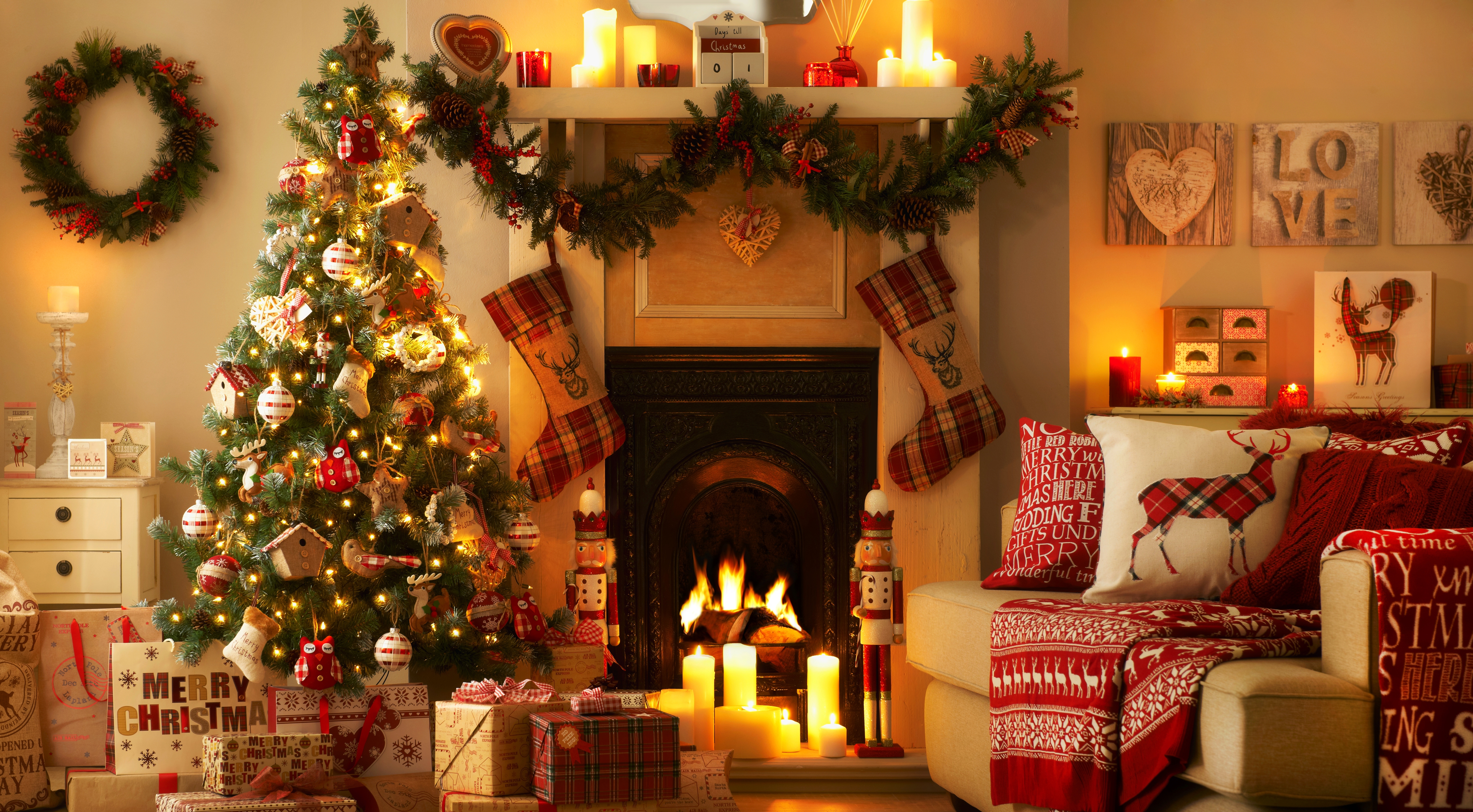 1524592 скачать картинку рождественские огни, подарки, камин, рождество, рождественская елка, украшение, рождественские украшения, праздничные, свеча, диван, чулок - обои и заставки бесплатно