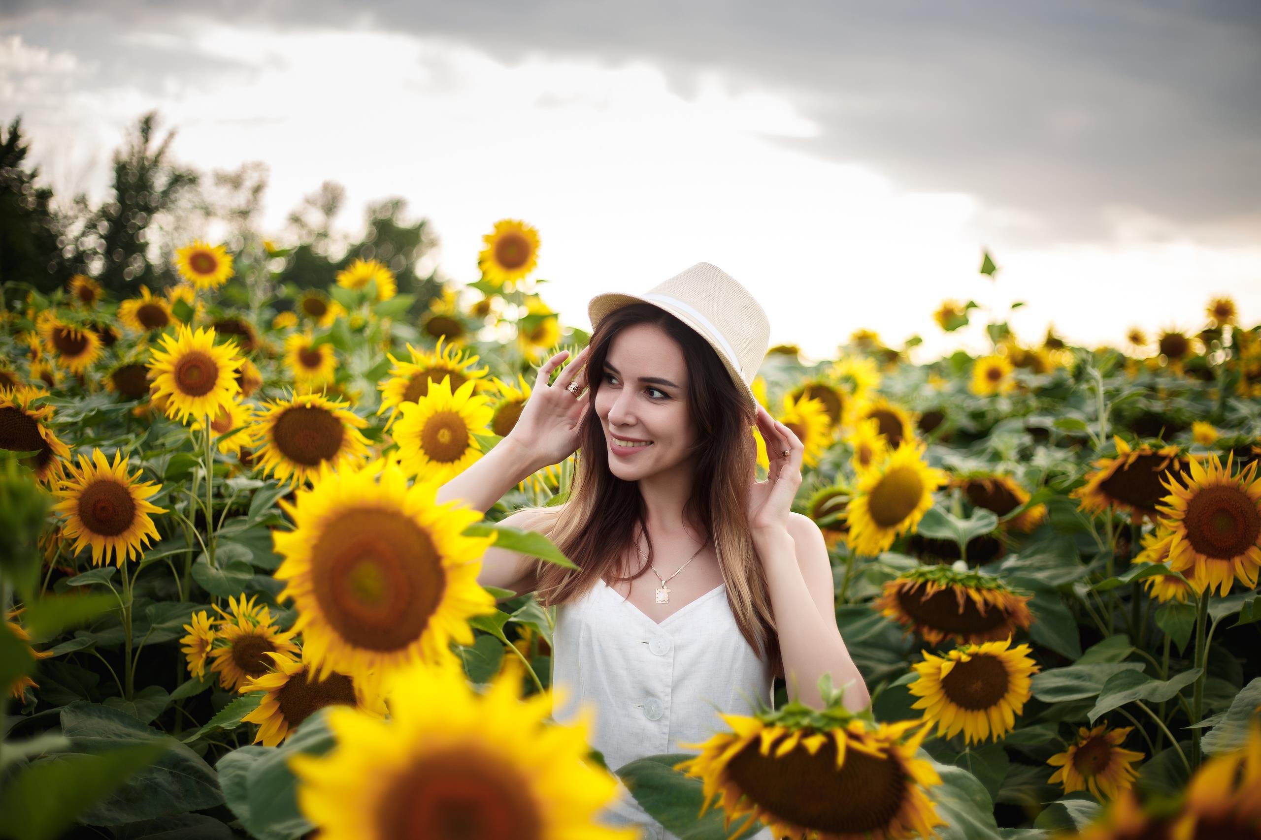 Free download wallpaper Flower, Close Up, Smile, Sunflower, Hat, Brunette, Model, Women, Yellow Flower on your PC desktop