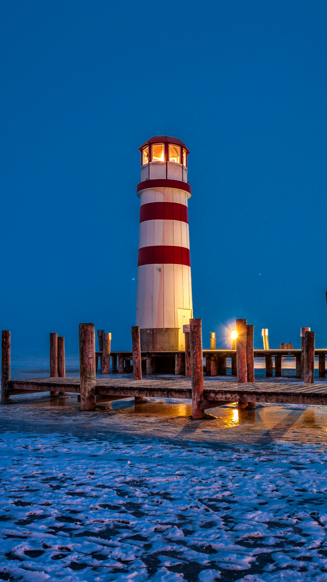 Handy-Wallpaper Winter, Eis, Gebäude, Seebrücke, Leuchtturm, Nacht, Menschengemacht kostenlos herunterladen.