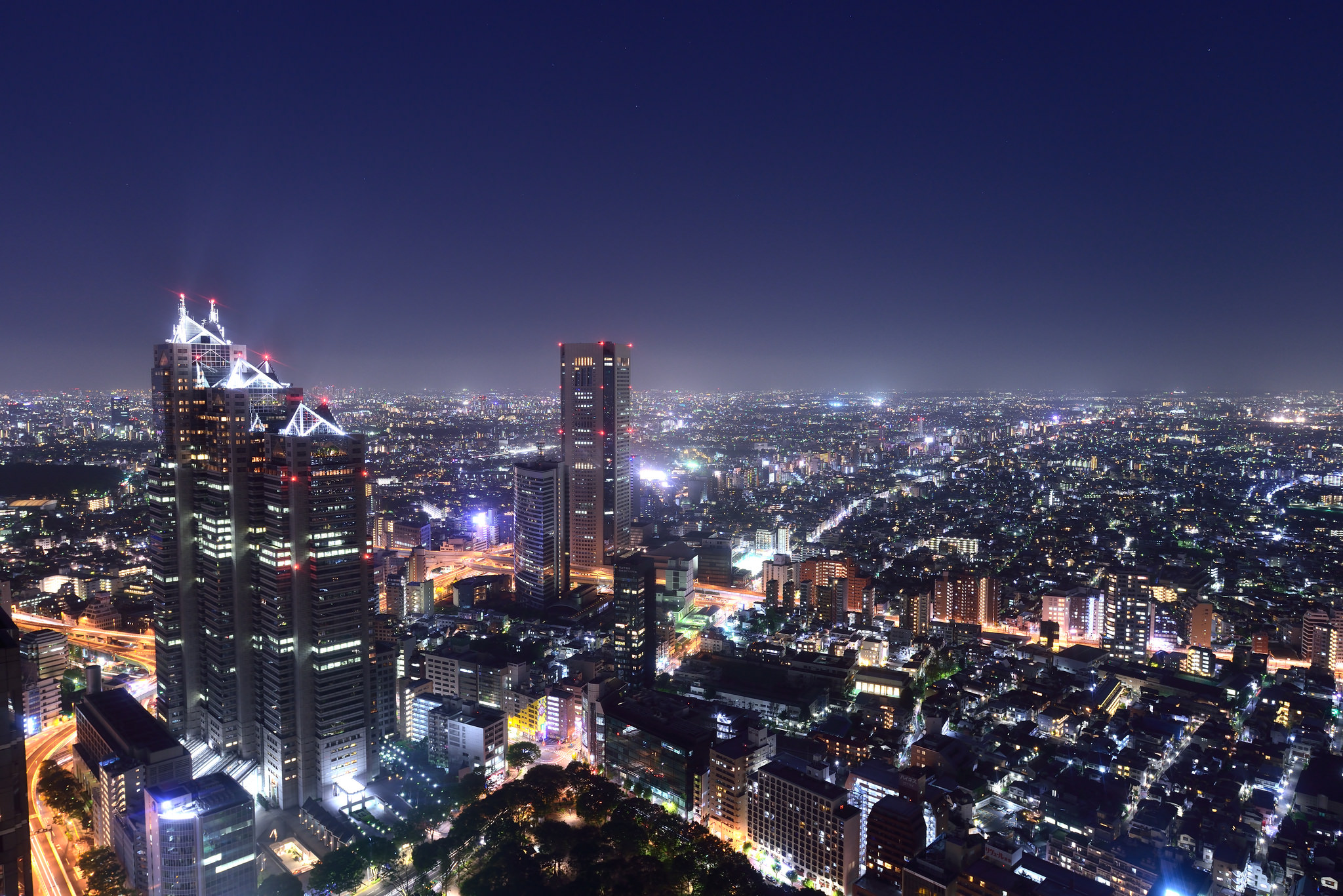 Скачать картинку Города, Ночь, Город, Здание, Япония, Городской Пейзаж, Токио, Небоскрёб, Сделано Человеком в телефон бесплатно.