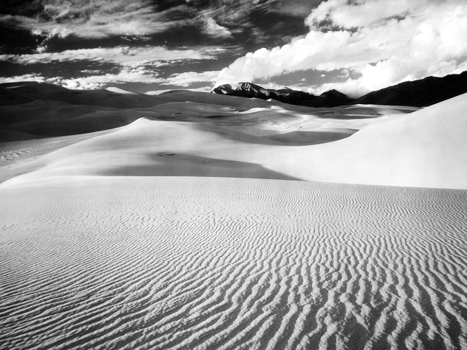100966 скачать обои черно белые, природа, горы, песок, пустыня, линии, дюны - заставки и картинки бесплатно
