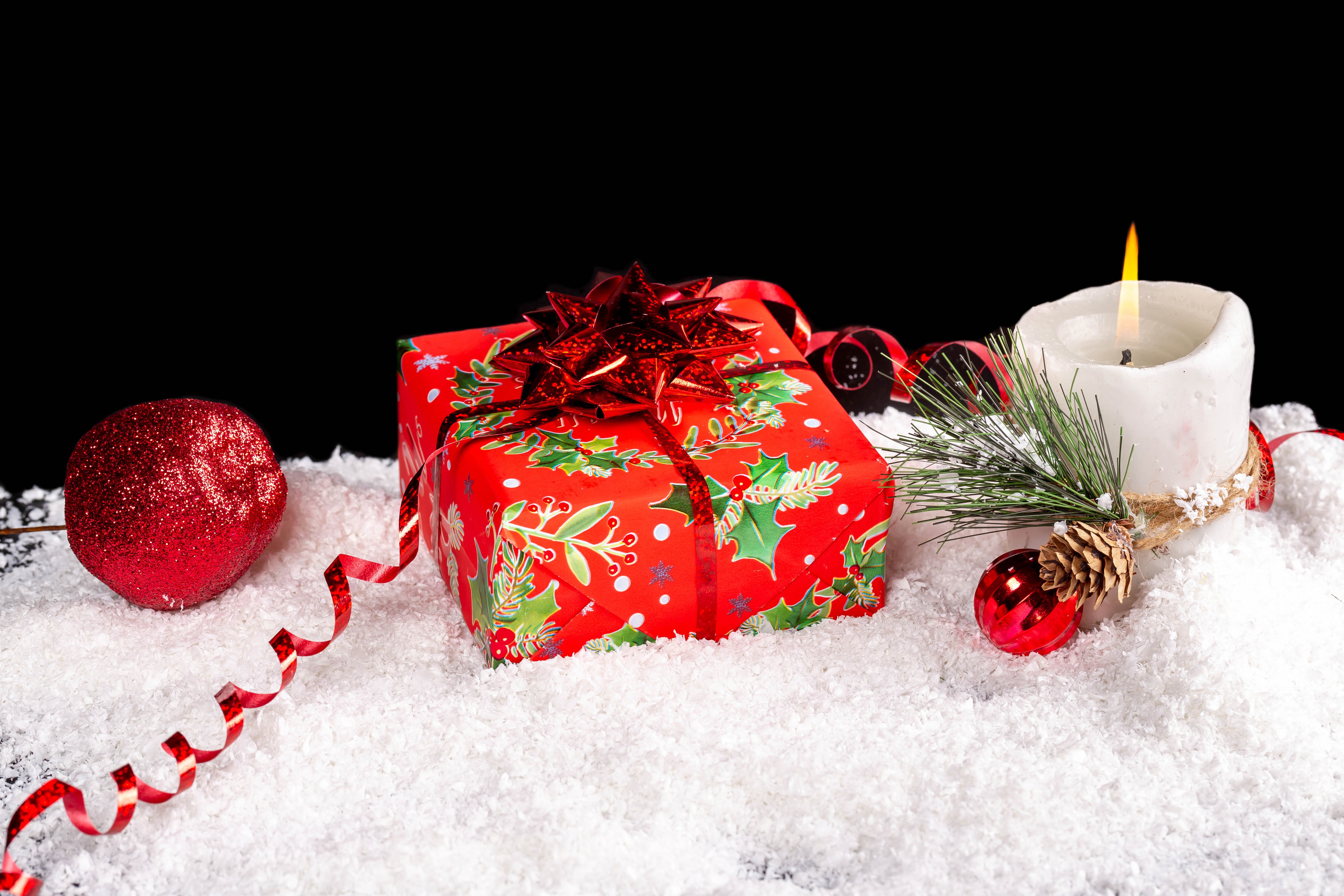 Скачати мобільні шпалери Різдво, Свято, Коробка, Подарунок, Прикраса, Свічка безкоштовно.