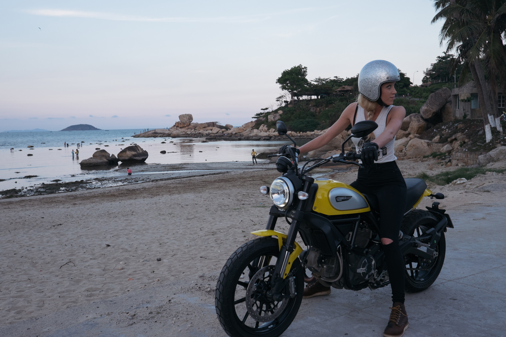 Descarga gratuita de fondo de pantalla para móvil de Mujeres, Chicas Y Motocicletas.