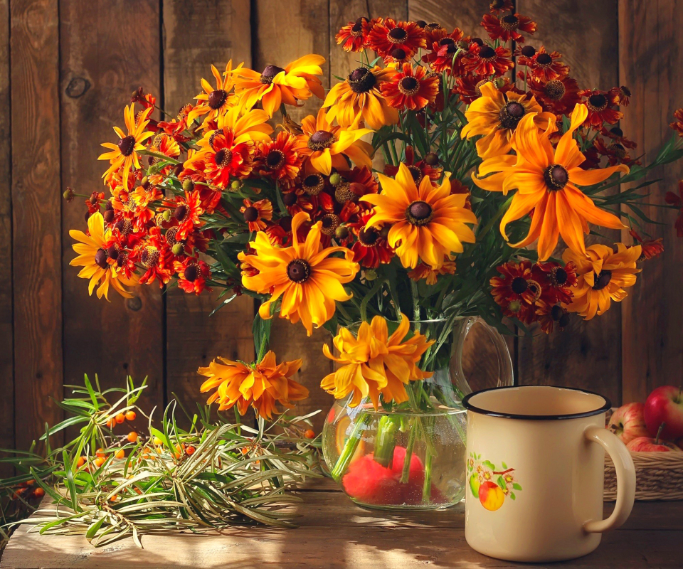 Handy-Wallpaper Herbst, Blume, Tasse, Vase, Apfel, Fotografie, Gelbe Blume, Stillleben, Orangene Blume kostenlos herunterladen.