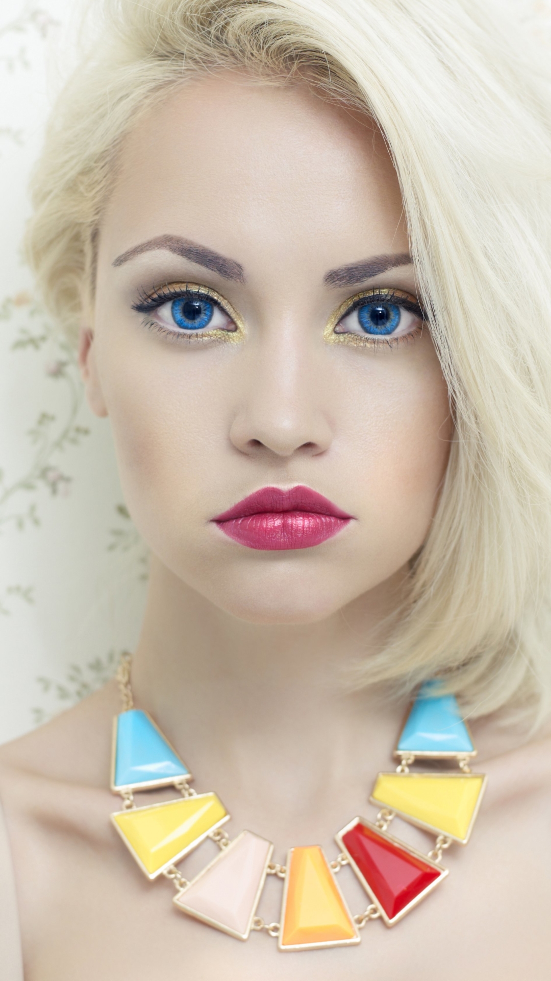 Handy-Wallpaper Schmuck, Farben, Blond, Gesicht, Frauen, Blaue Augen, Halskette, Blondinen, Lippenstift kostenlos herunterladen.