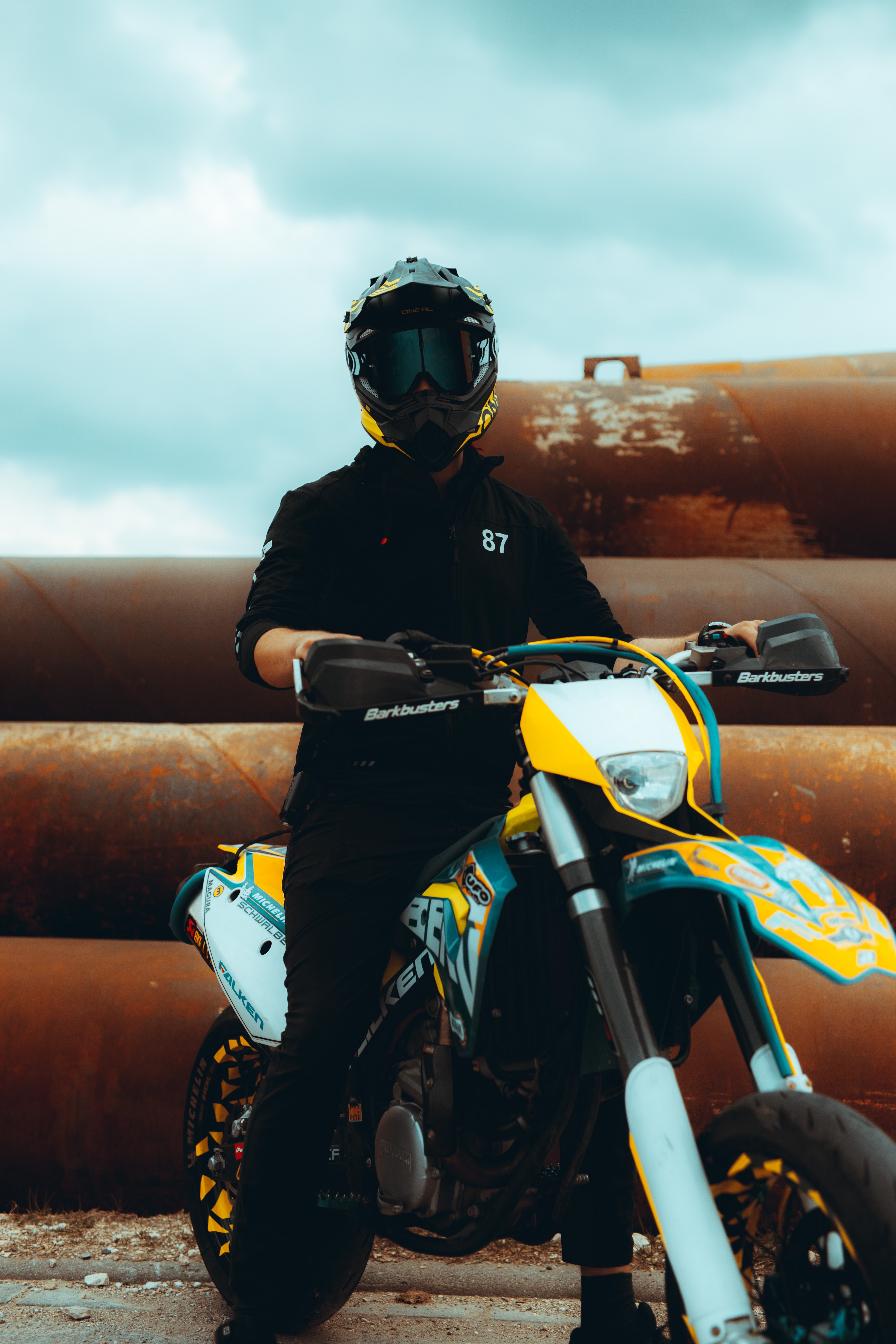 75820 baixar imagens motociclista, motocicletas, capacete, motocicleta, tubos, tubulação - papéis de parede e protetores de tela gratuitamente