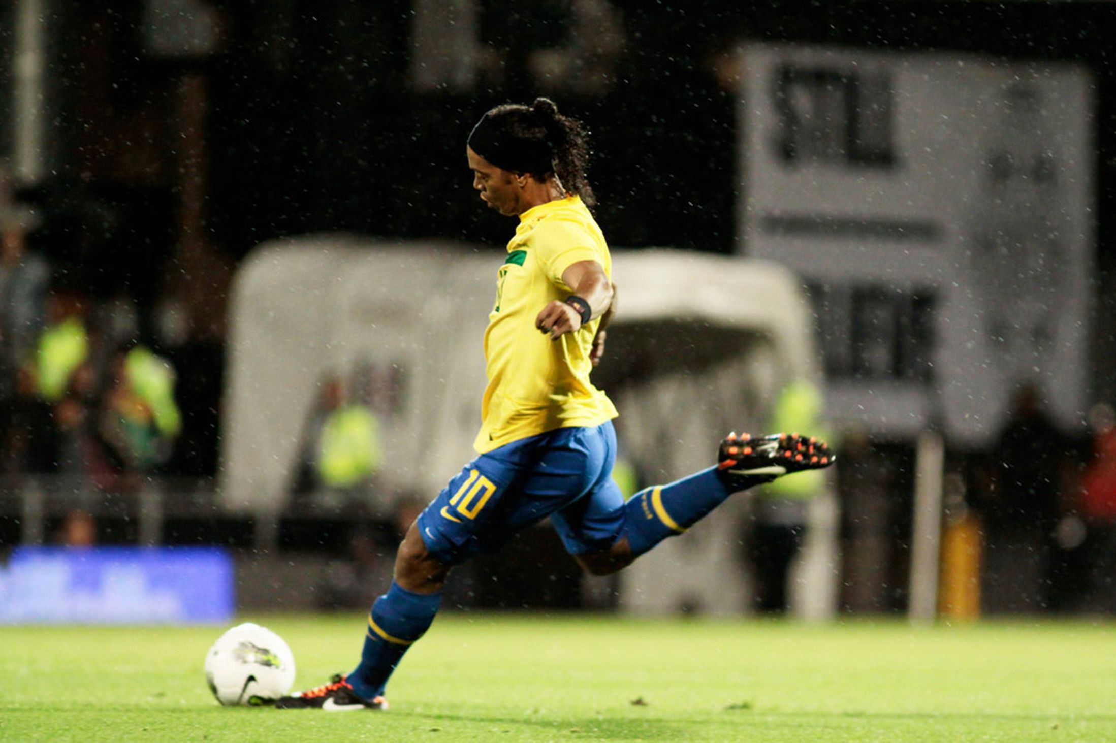 Laden Sie Ronaldinho HD-Desktop-Hintergründe herunter