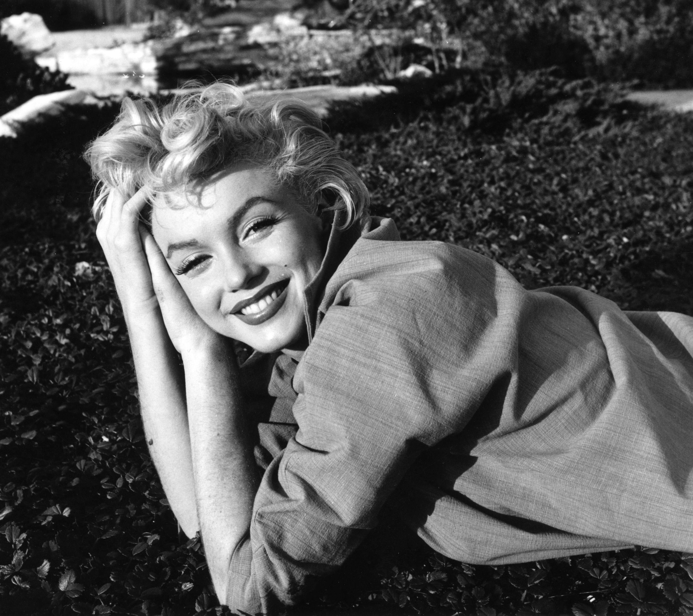 Baixar papel de parede para celular de Marilyn Monroe, Sorriso, Celebridade, Preto Branco, Preto & Branco gratuito.