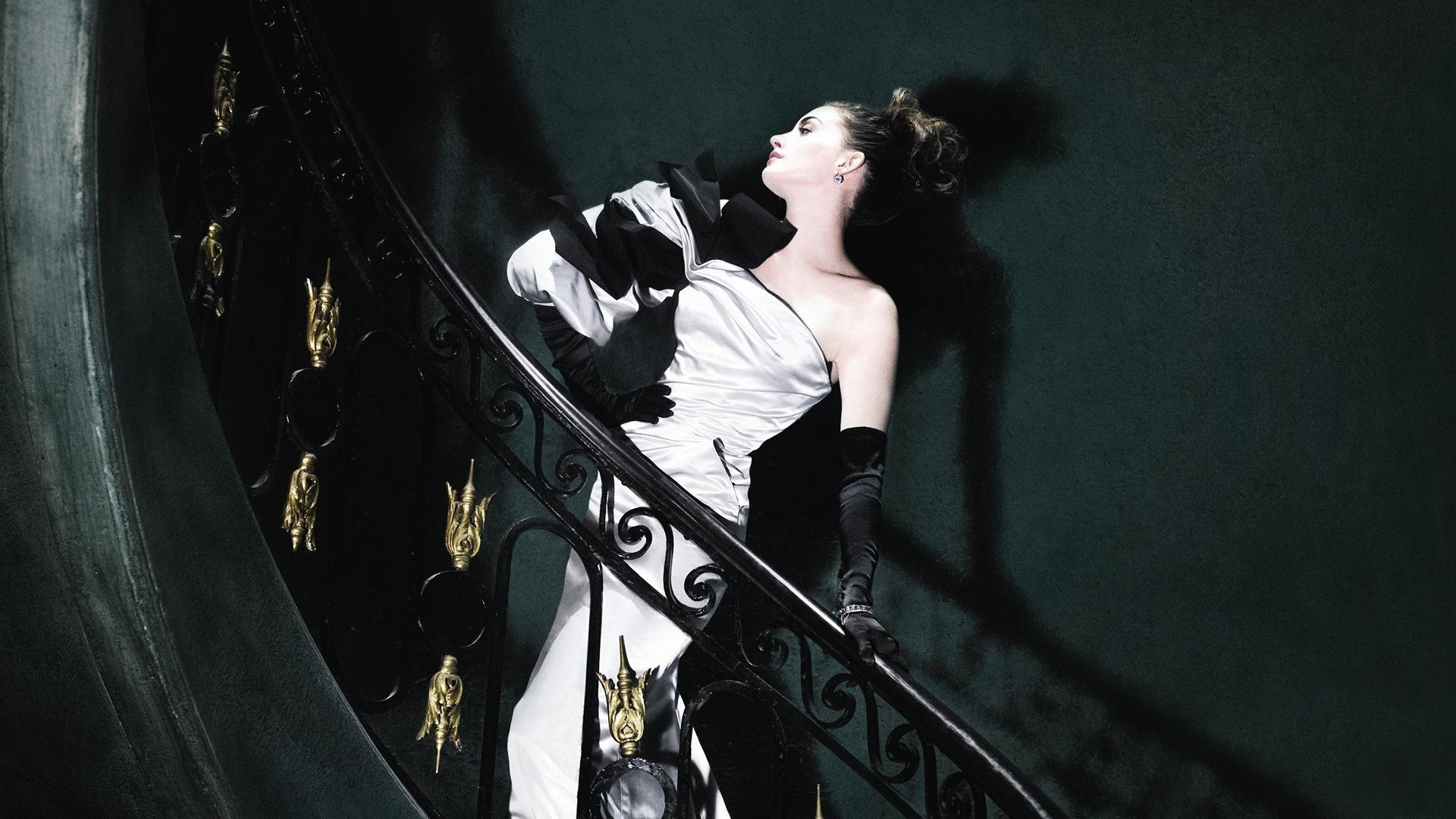 Laden Sie das Anne Hathaway, Treppe, Handschuh, Kleid, Berühmtheiten-Bild kostenlos auf Ihren PC-Desktop herunter