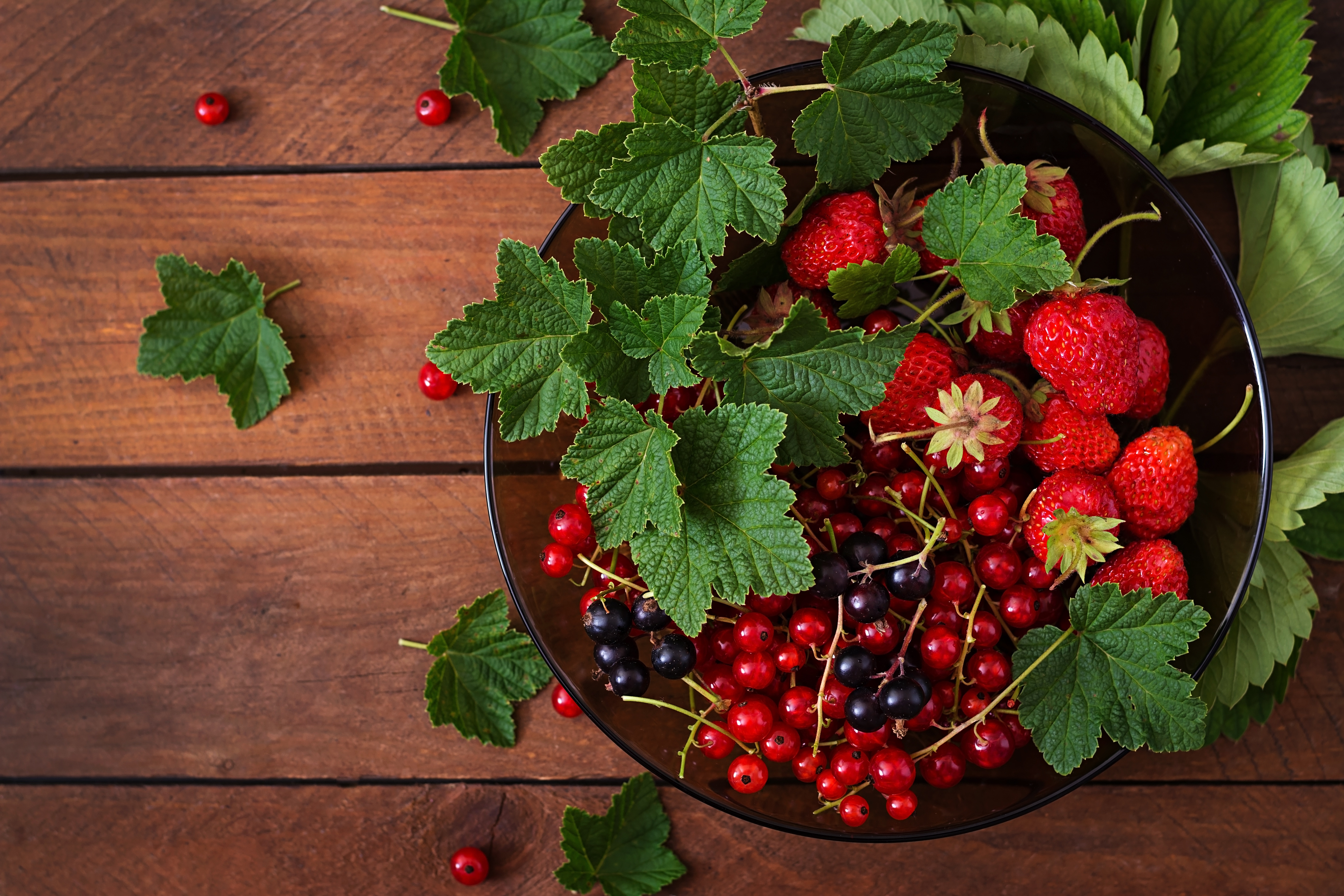 Free download wallpaper Food, Strawberry, Berry, Fruit, Currants on your PC desktop
