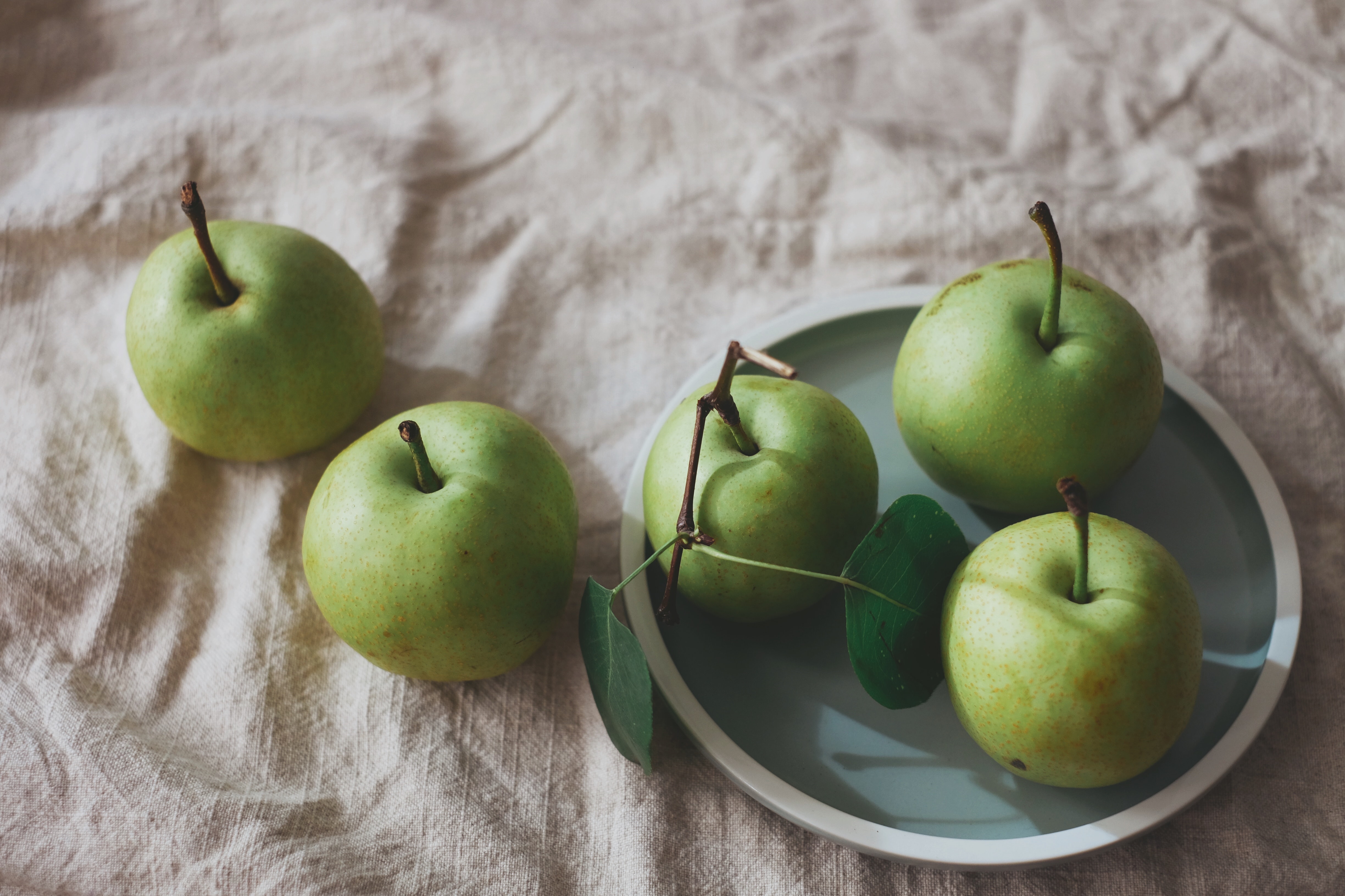 112113 скачать обои яблоки, фрукты, ткань, еда, тарелка - заставки и картинки бесплатно
