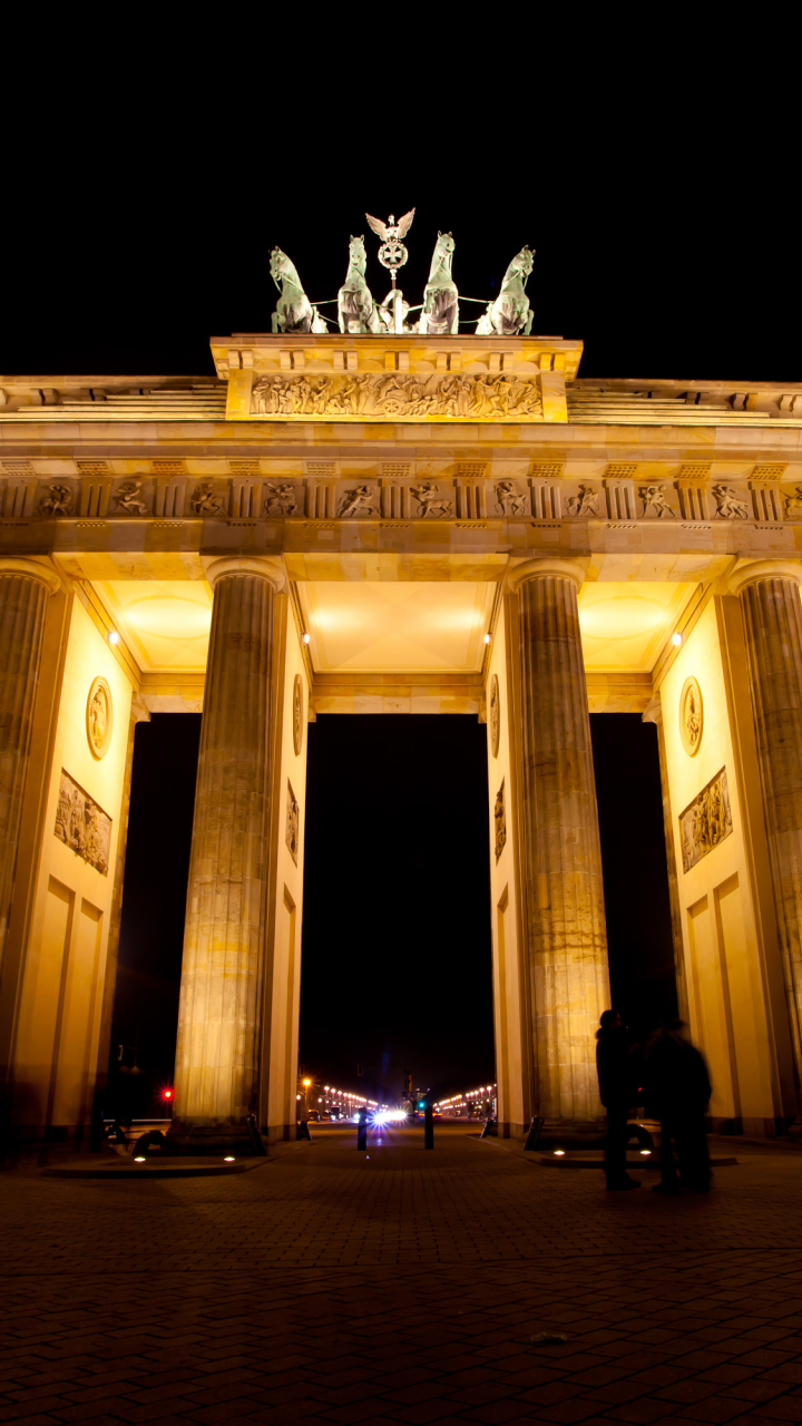 Download mobile wallpaper Night, Berlin, Monuments, Light, Monument, Germany, Man Made, Brandenburg Gate for free.