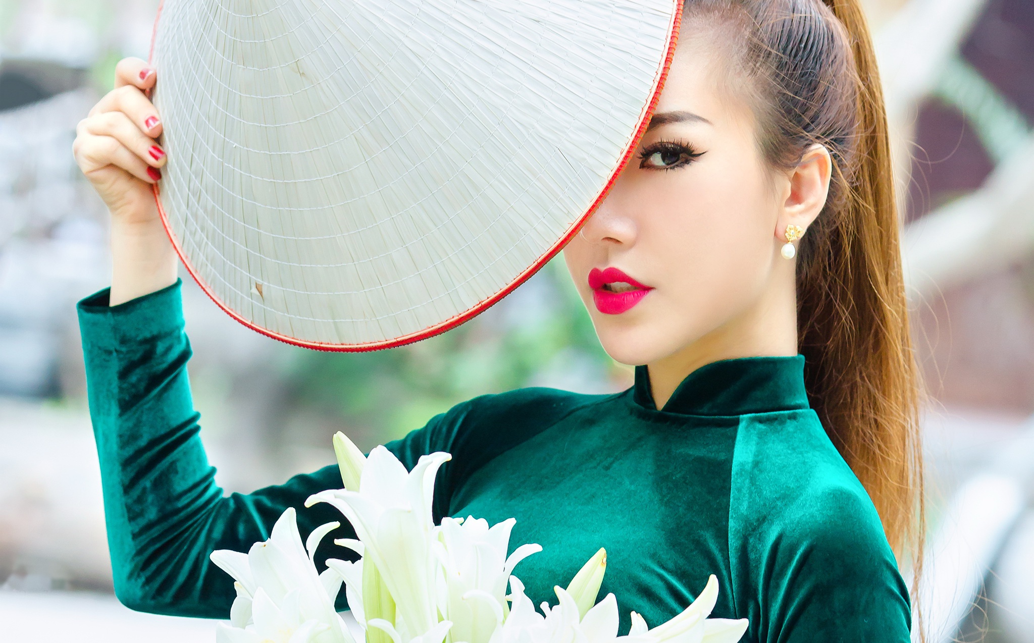 Handy-Wallpaper Modell, Frauen, Asiatinnen, Lippenstift, Tiefenschärfe, Asiatischer Konischer Hut kostenlos herunterladen.