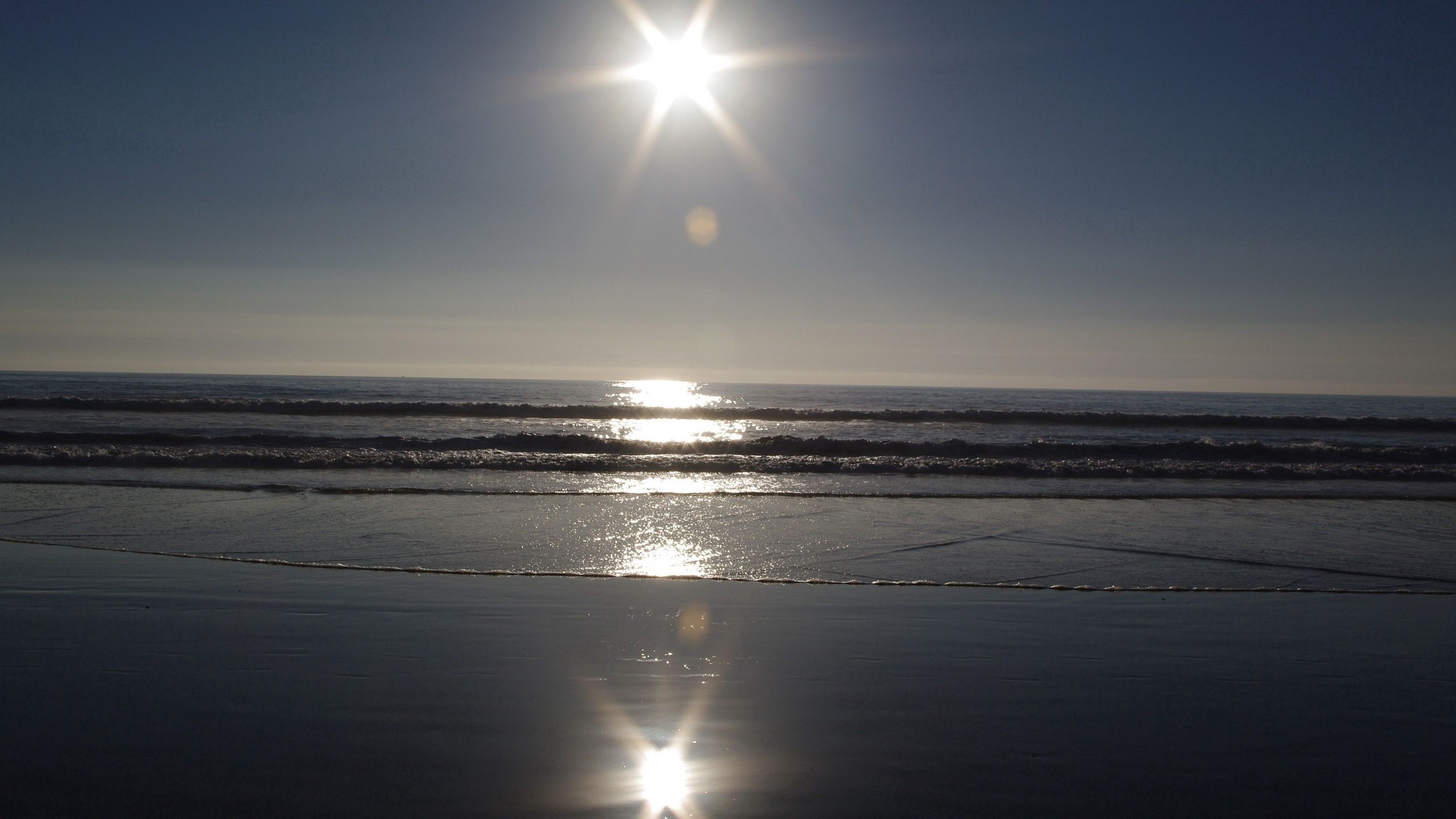 124620 descargar fondo de pantalla brillar, reflexión, naturaleza, mar, sol, ondas, destello, deslumbramiento, luz, oceano, océano: protectores de pantalla e imágenes gratis