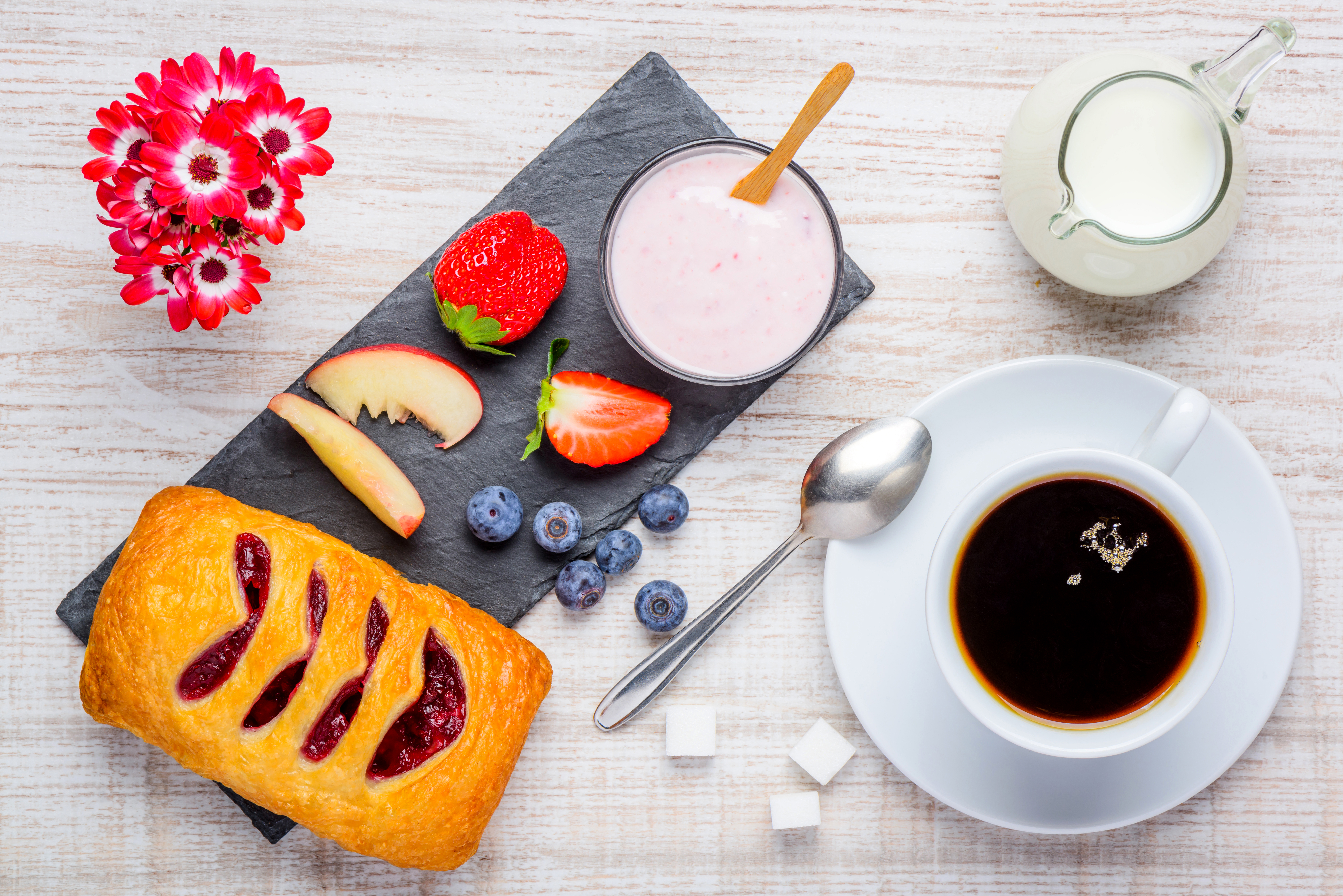 Handy-Wallpaper Tasse, Frucht, Joghurt, Nahrungsmittel, Kaffee, Frühstuck kostenlos herunterladen.