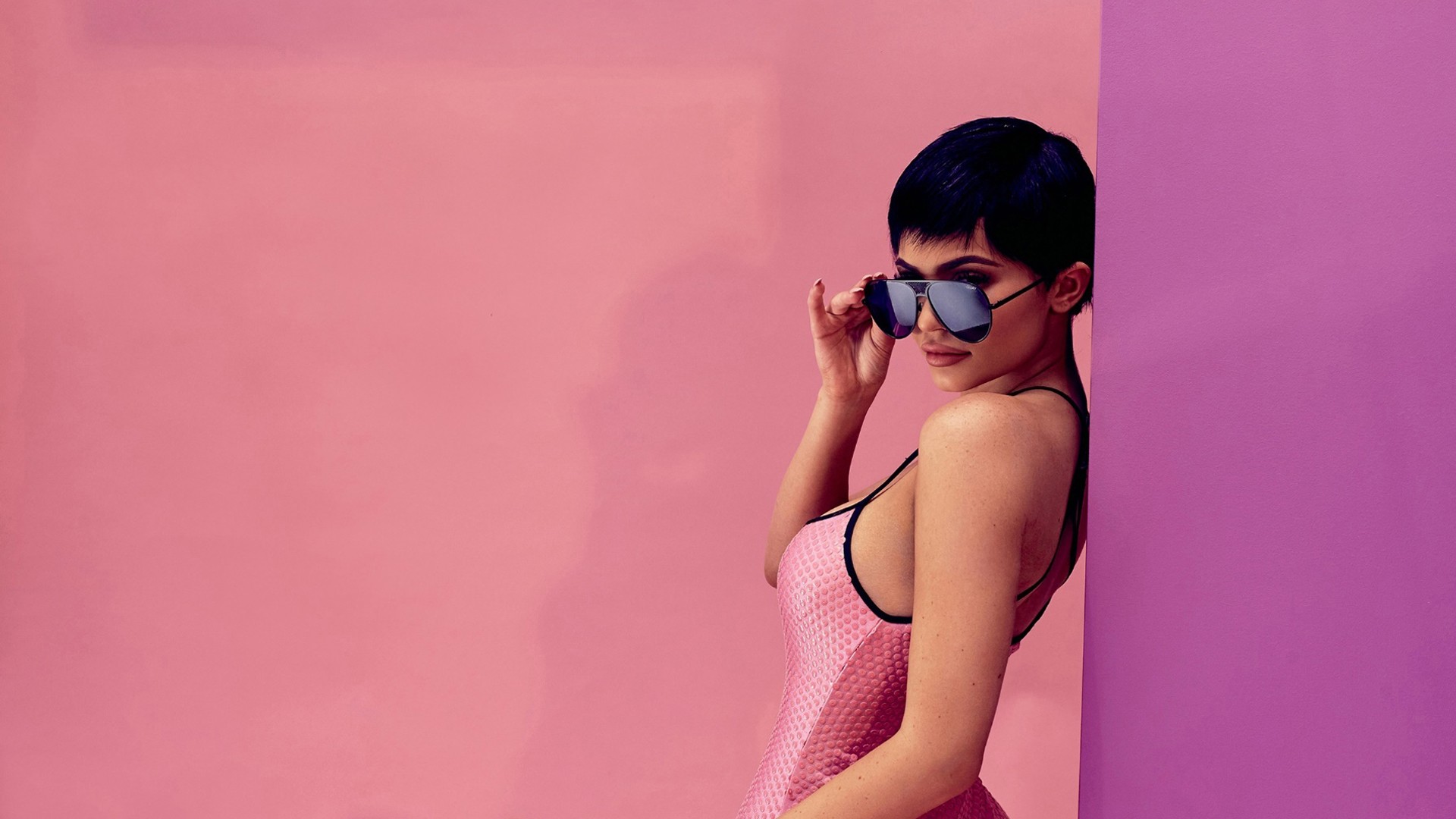 Handy-Wallpaper Sonnenbrille, Modell, Berühmtheiten, Schwarzes Haar, Kurzes Haar, Kylie Jenner kostenlos herunterladen.