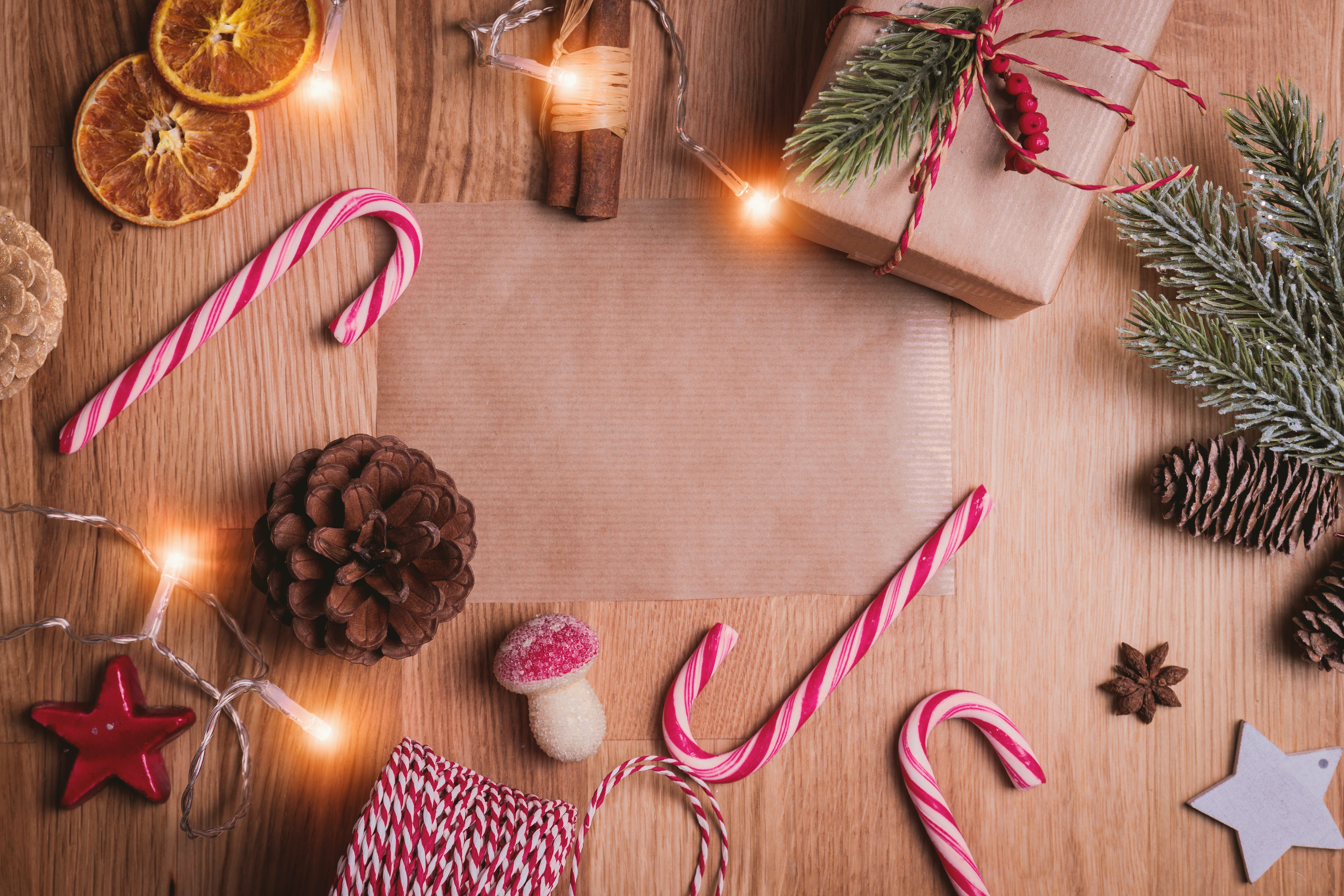 Handy-Wallpaper Feiertage, Dekoration, Weihnachten, Geschenk, Süßwaren, Tannenzapfen, Kasten kostenlos herunterladen.