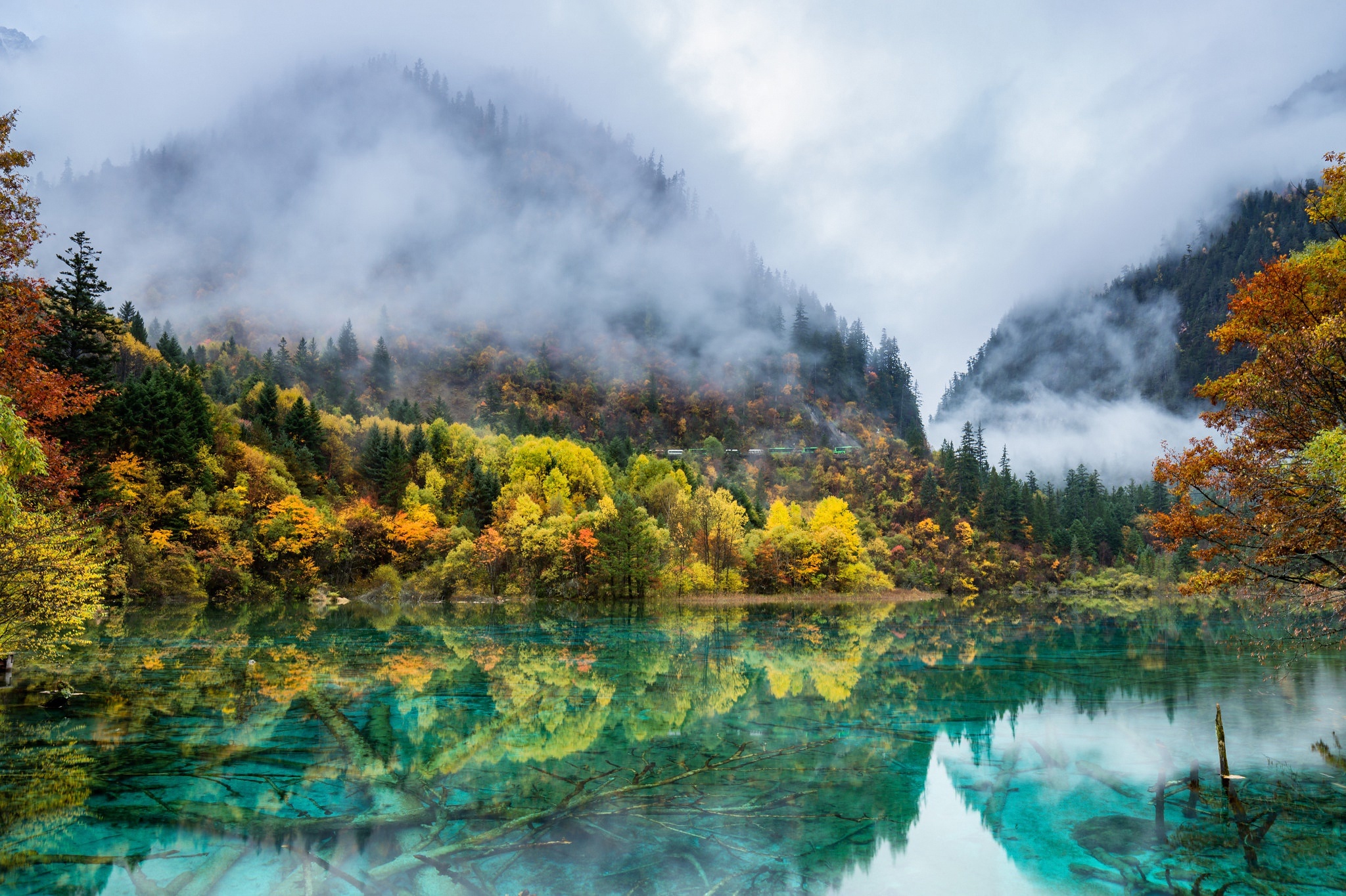 Handy-Wallpaper Natur, Herbst, See, Wald, Nebel, Gebirge, Erde/natur, Spiegelung kostenlos herunterladen.