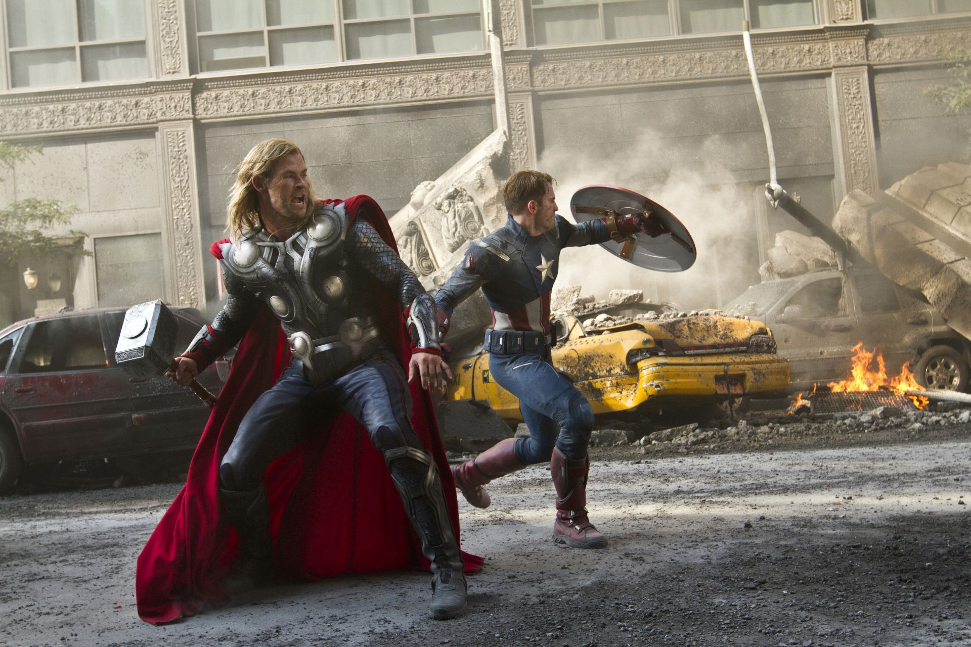 Descarga gratuita de fondo de pantalla para móvil de Los Vengadores, Capitan América, Chris Evans, Chris Hemsworth, Thor, Películas.