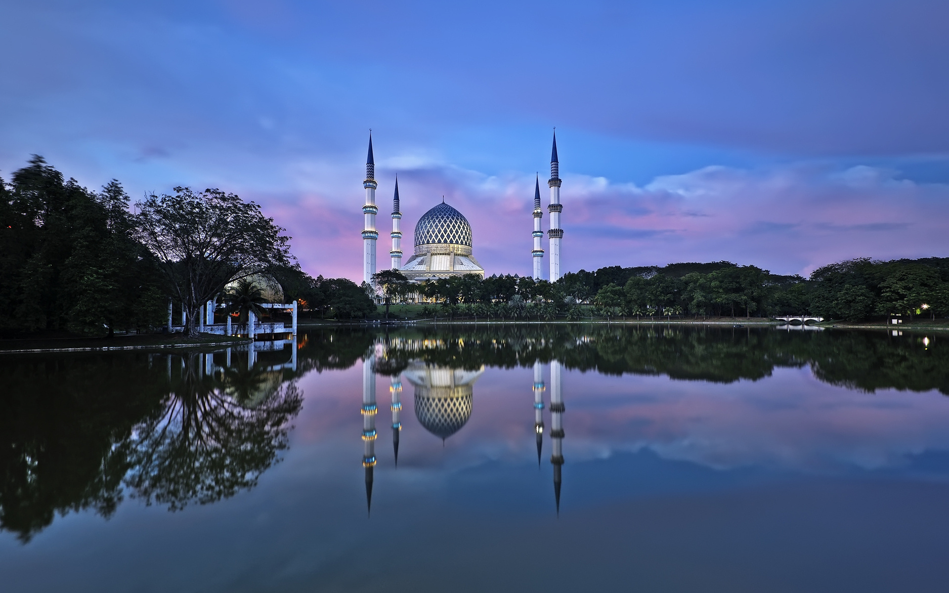 Die besten Sultan Salahuddin Abdul Aziz Moschee-Hintergründe für den Telefonbildschirm