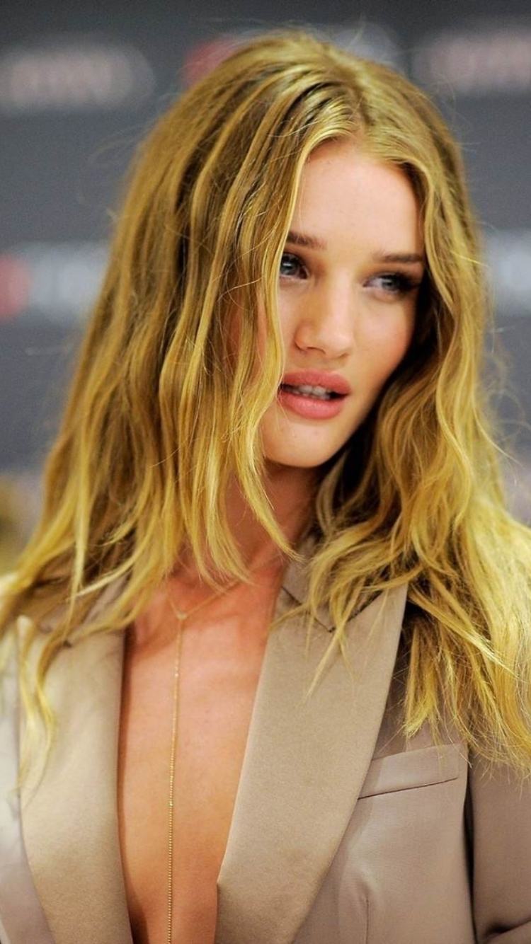 Download mobile wallpaper Celebrity, Rosie Huntington Whiteley for free.