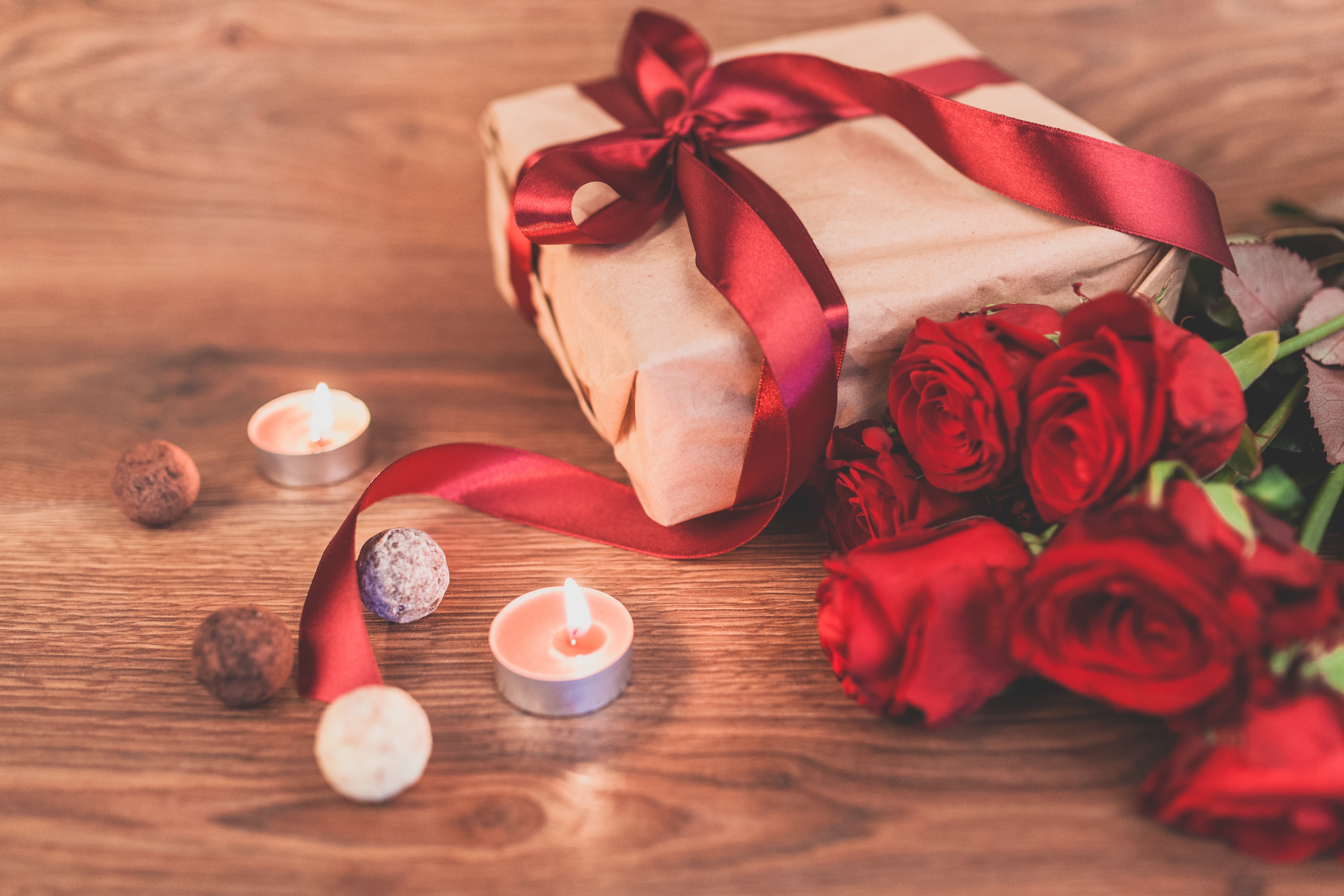 Скачати мобільні шпалери День Святого Валентина, Натюрморт, Квітка, Роза, Свято, Кохання, Подарунок, Романтичний безкоштовно.