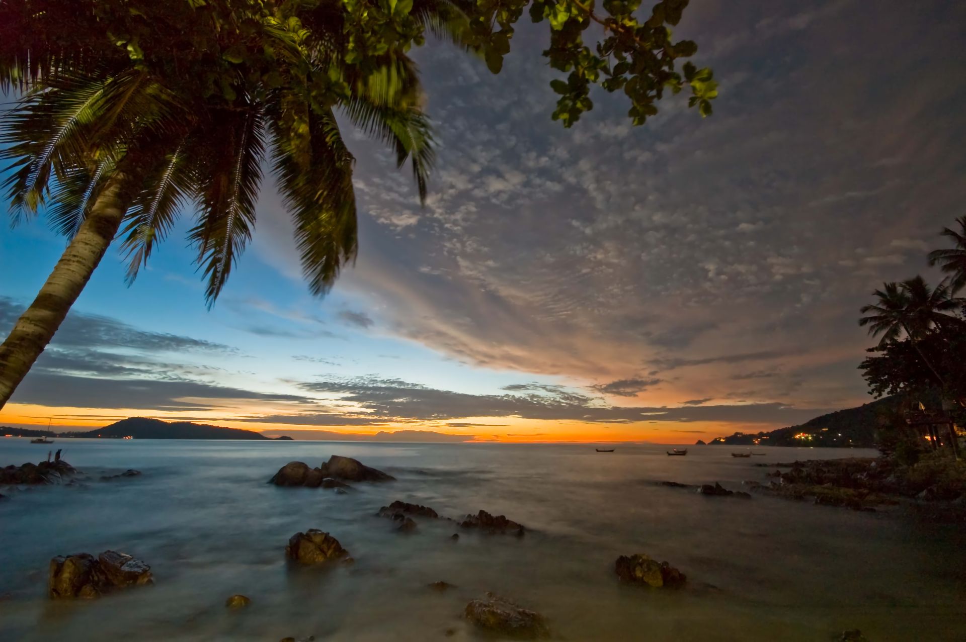 Скачать картинку Закат, Море, Пляж, Пальмы, Горизонт, Океан, Тропический, Таиланд, Земля/природа в телефон бесплатно.