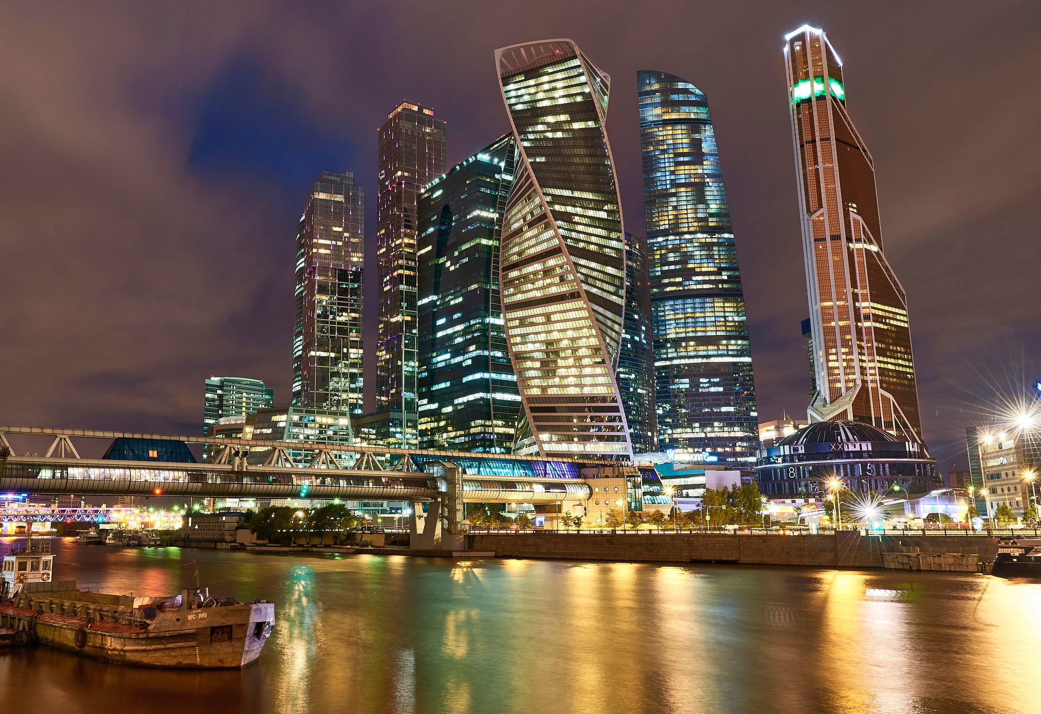 Handy-Wallpaper Städte, Moskau, Wolkenkratzer, Gebäude, Fluss, Russland, Nacht, Menschengemacht, Großstadt kostenlos herunterladen.
