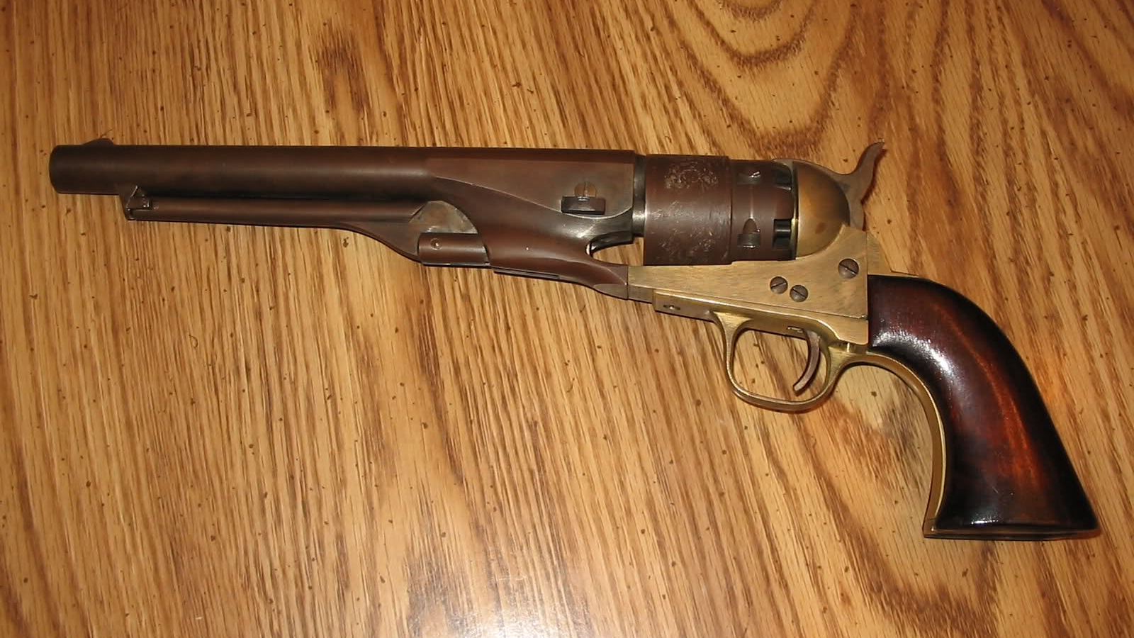 Скачать обои Кольт 1851 Морской Револьвер на телефон бесплатно