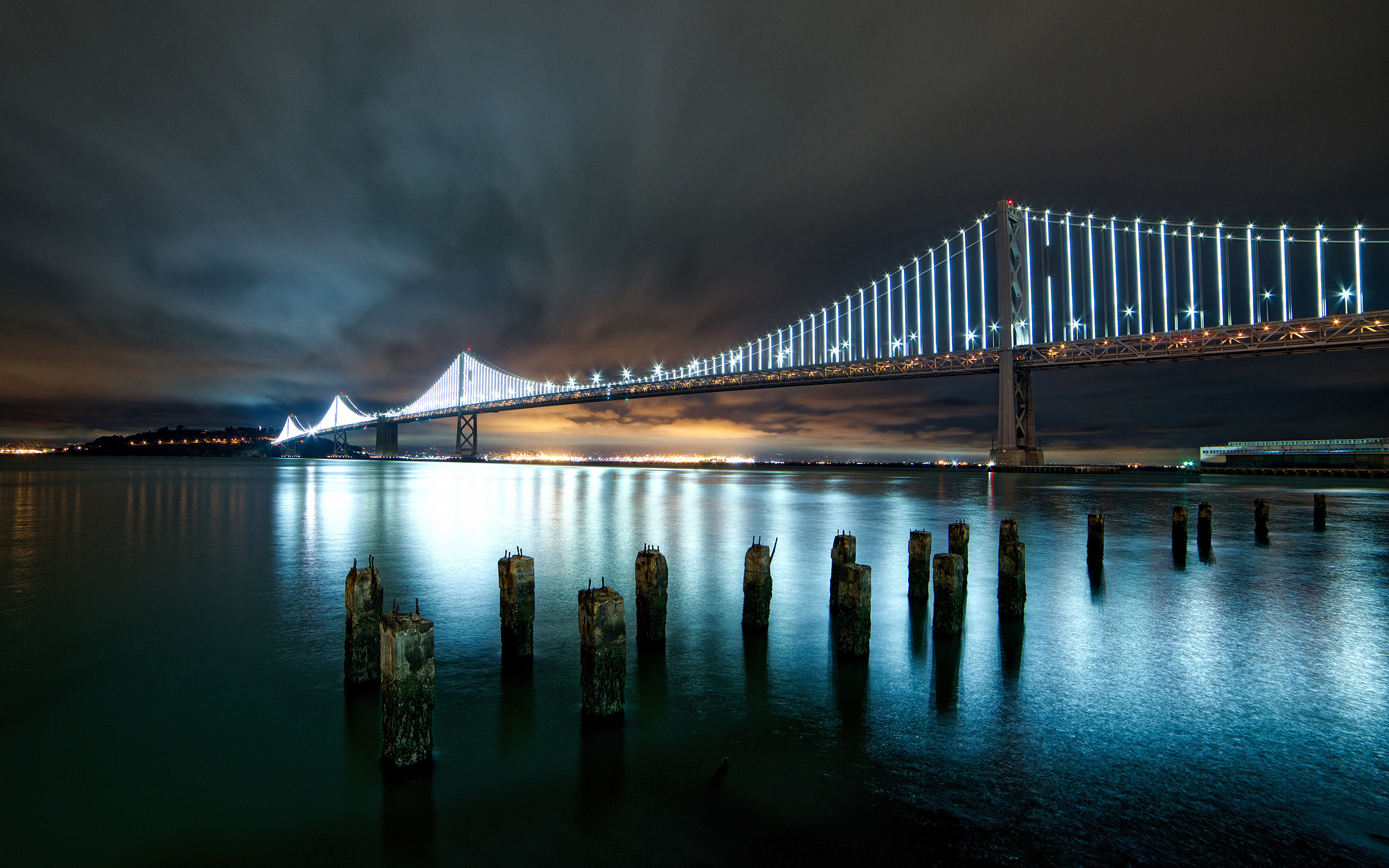 Скачать картинку Мосты, Море, Ночь, Океан, Мост, Вечер, Сан Франциско, Бэй Бридж, Сделано Человеком в телефон бесплатно.