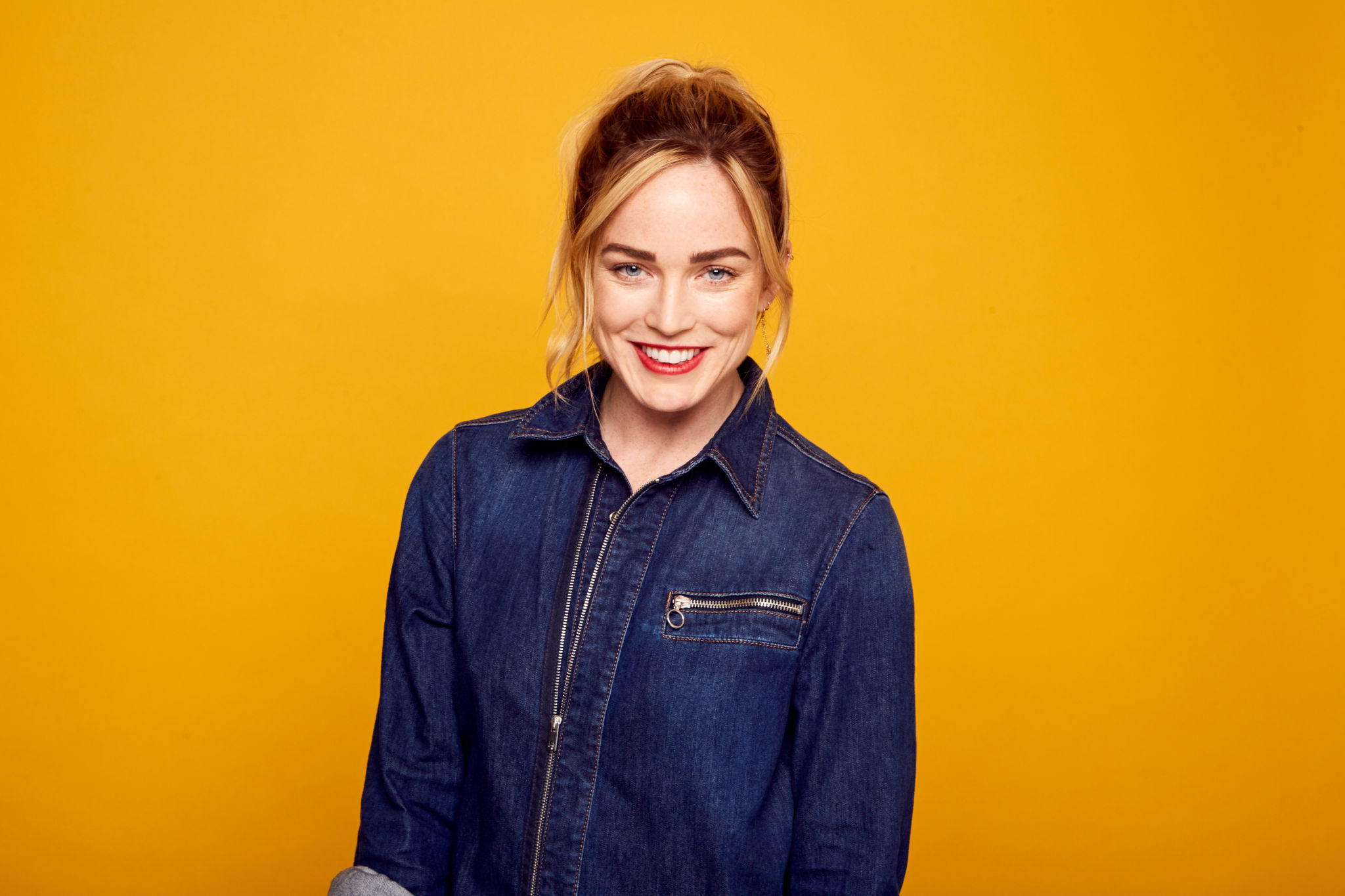 Free download wallpaper Smile, Blonde, Face, Blue Eyes, American, Celebrity, Actress, Lipstick, Caity Lotz on your PC desktop