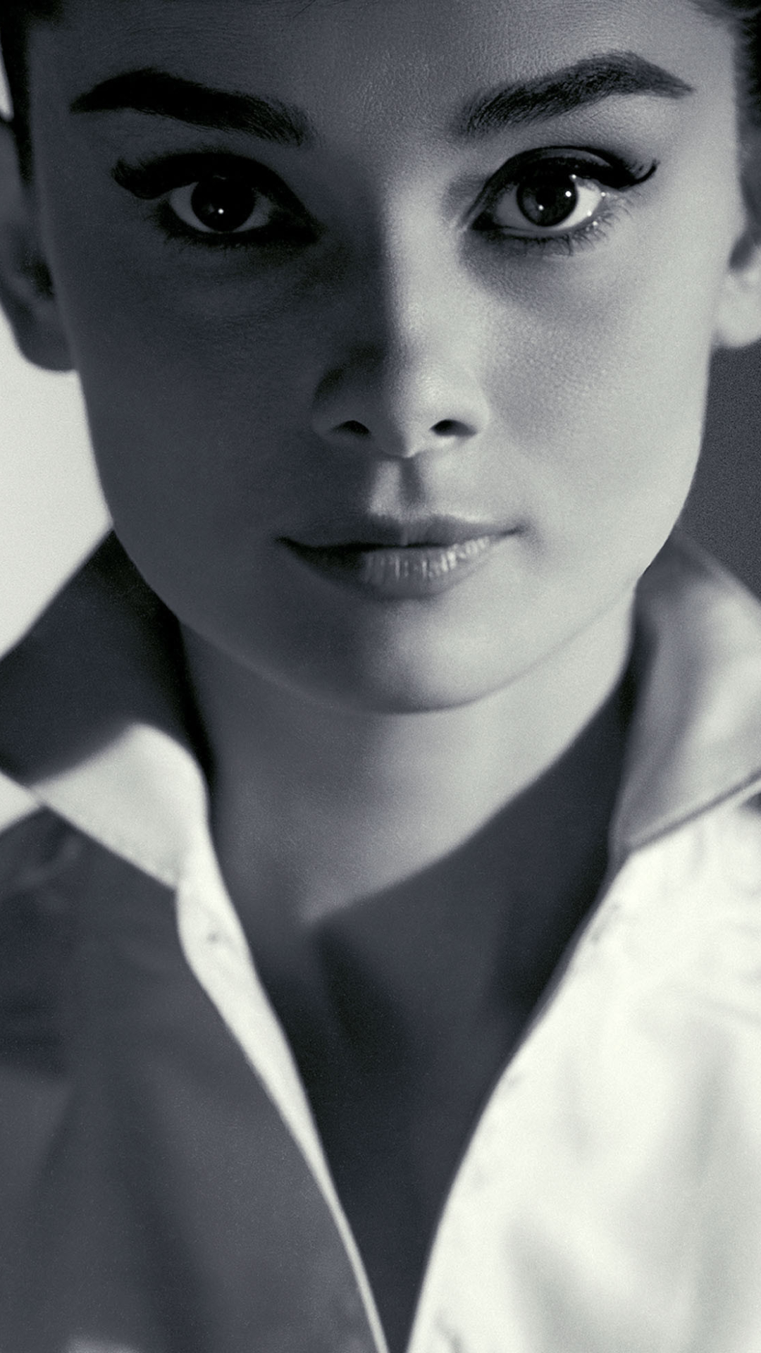 Download mobile wallpaper Face, American, Celebrity, Black & White, Actress, Audrey Hepburn for free.