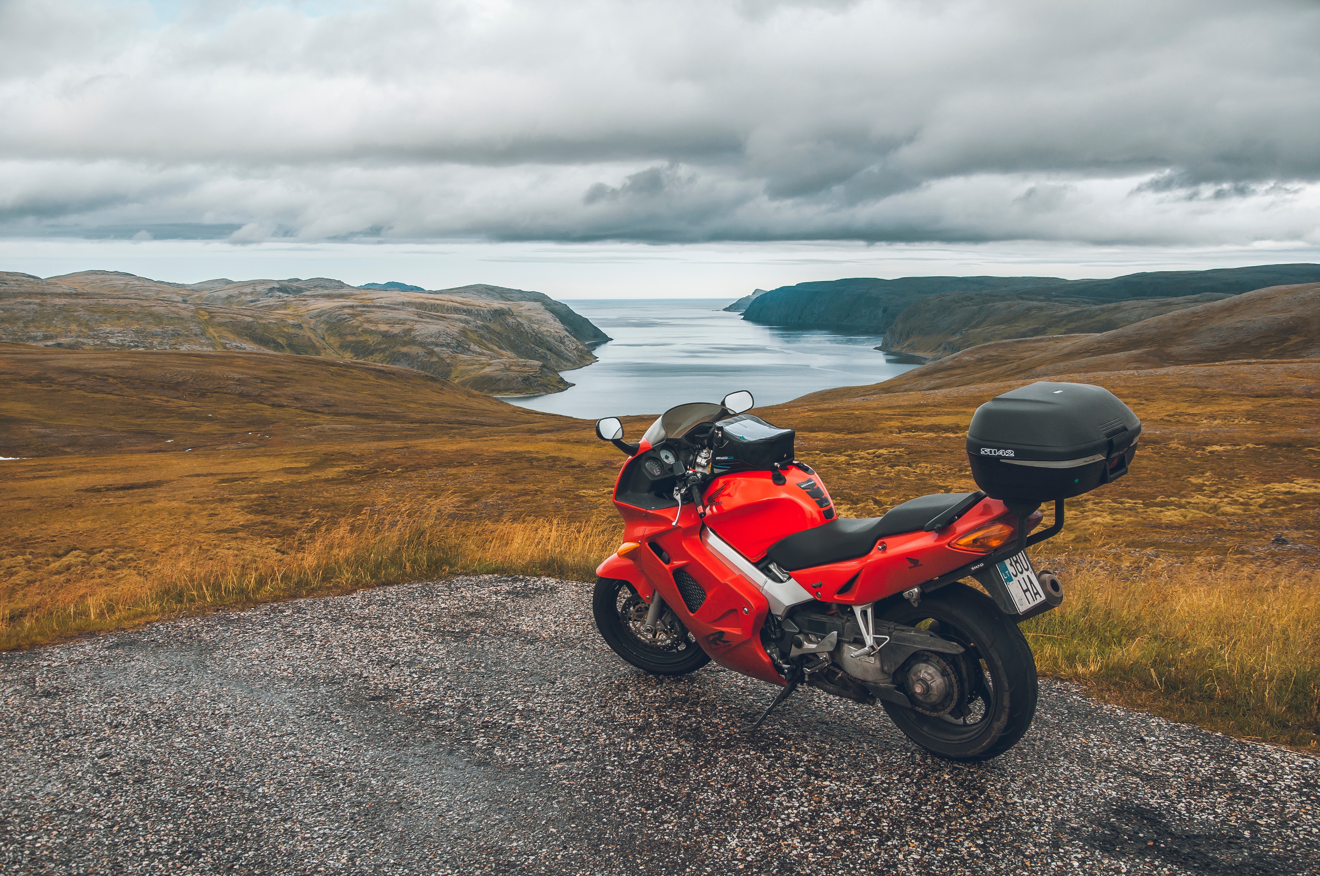 100990 скачать картинку мотоциклы, хонда (honda), горы, море, путешествие, мотоцикл, байк - обои и заставки бесплатно