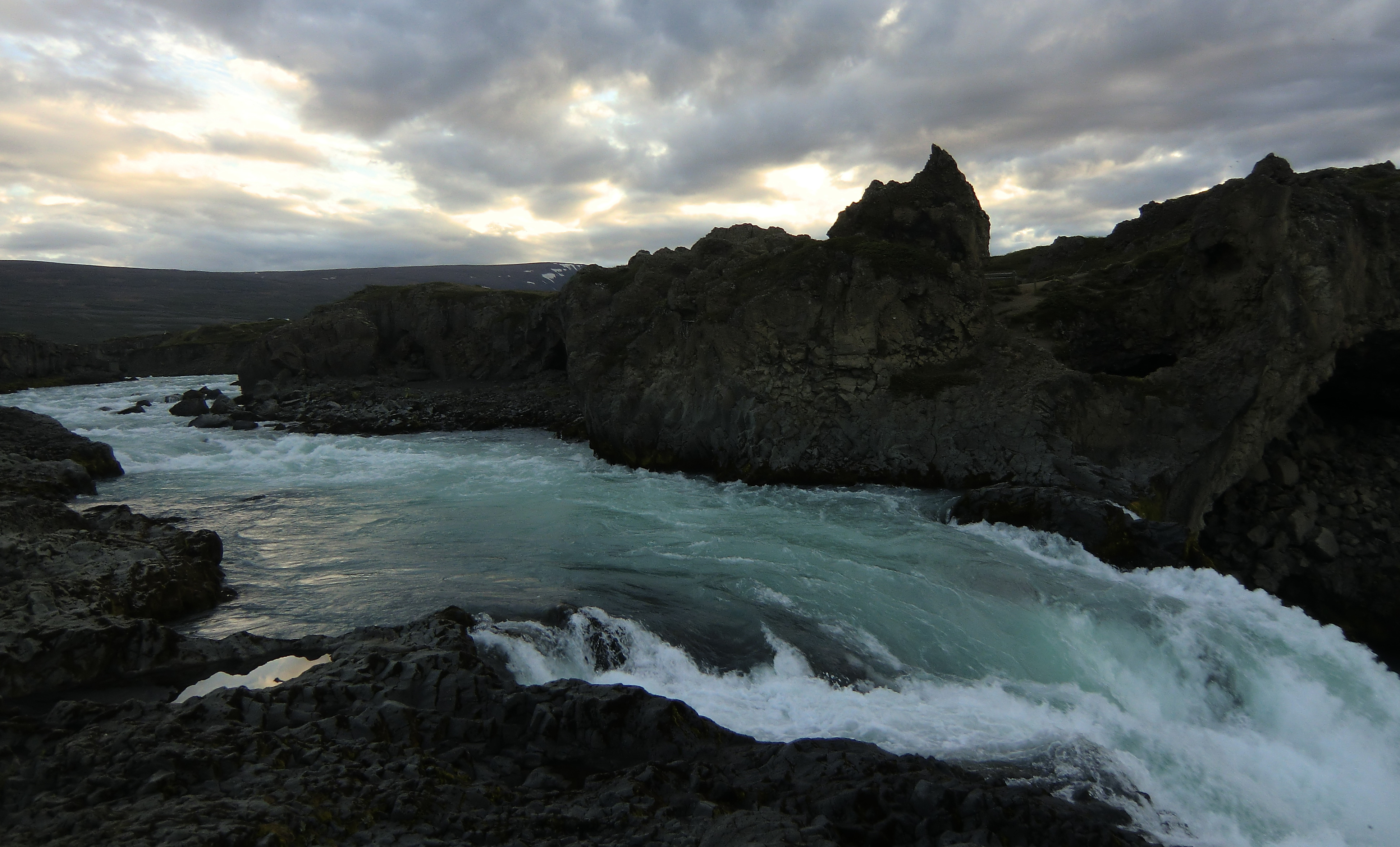 Скачати мобільні шпалери Річка, Земля, Потік, Ісландія безкоштовно.