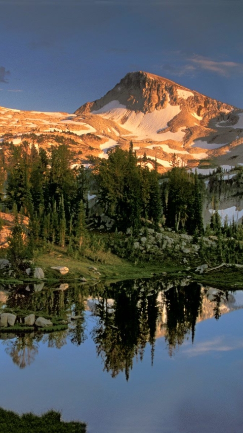 Скачать картинку Горы, Снег, Гора, Озеро, Отражение, Лес, Земля/природа в телефон бесплатно.