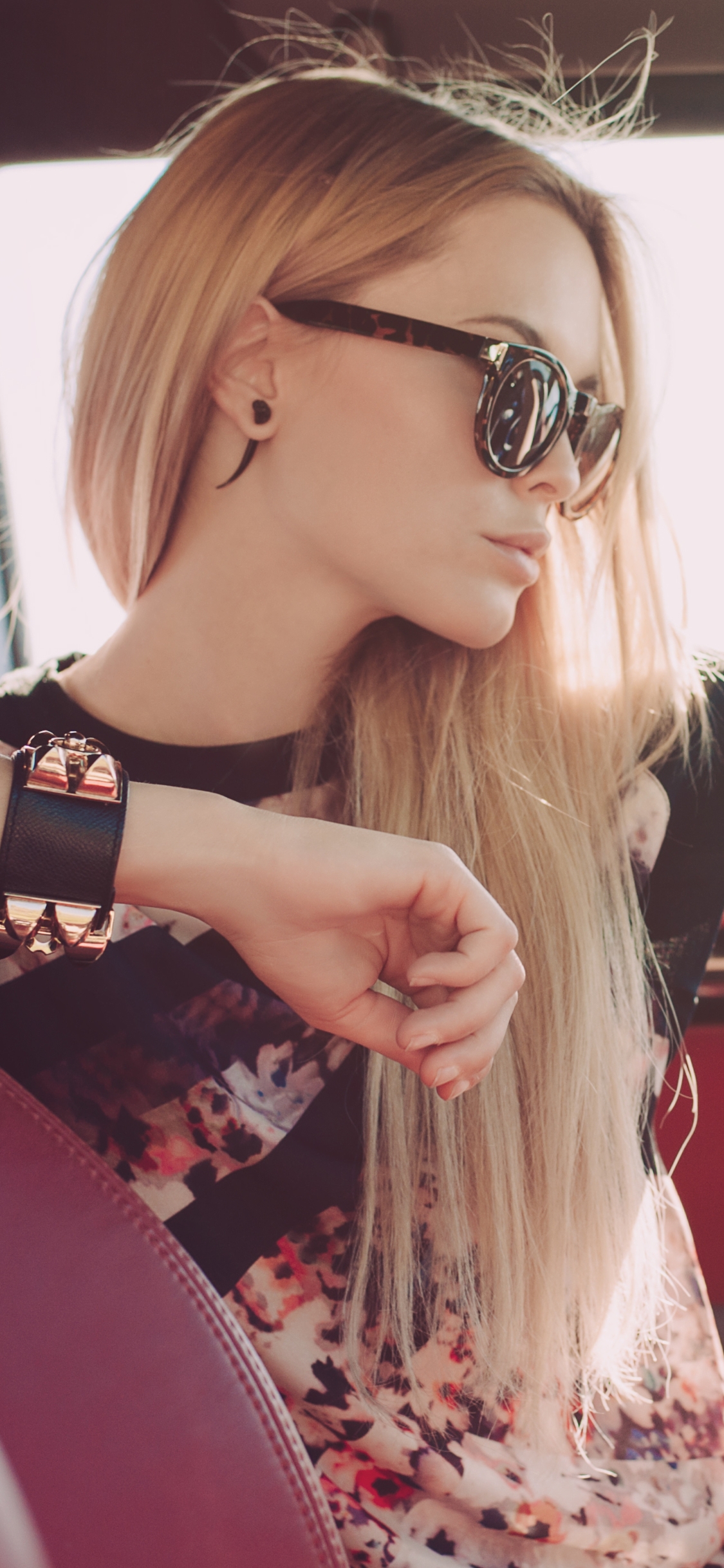 Handy-Wallpaper Auto, Autos, Blond, Sonnenbrille, Modell, Frauen, Blondinen kostenlos herunterladen.