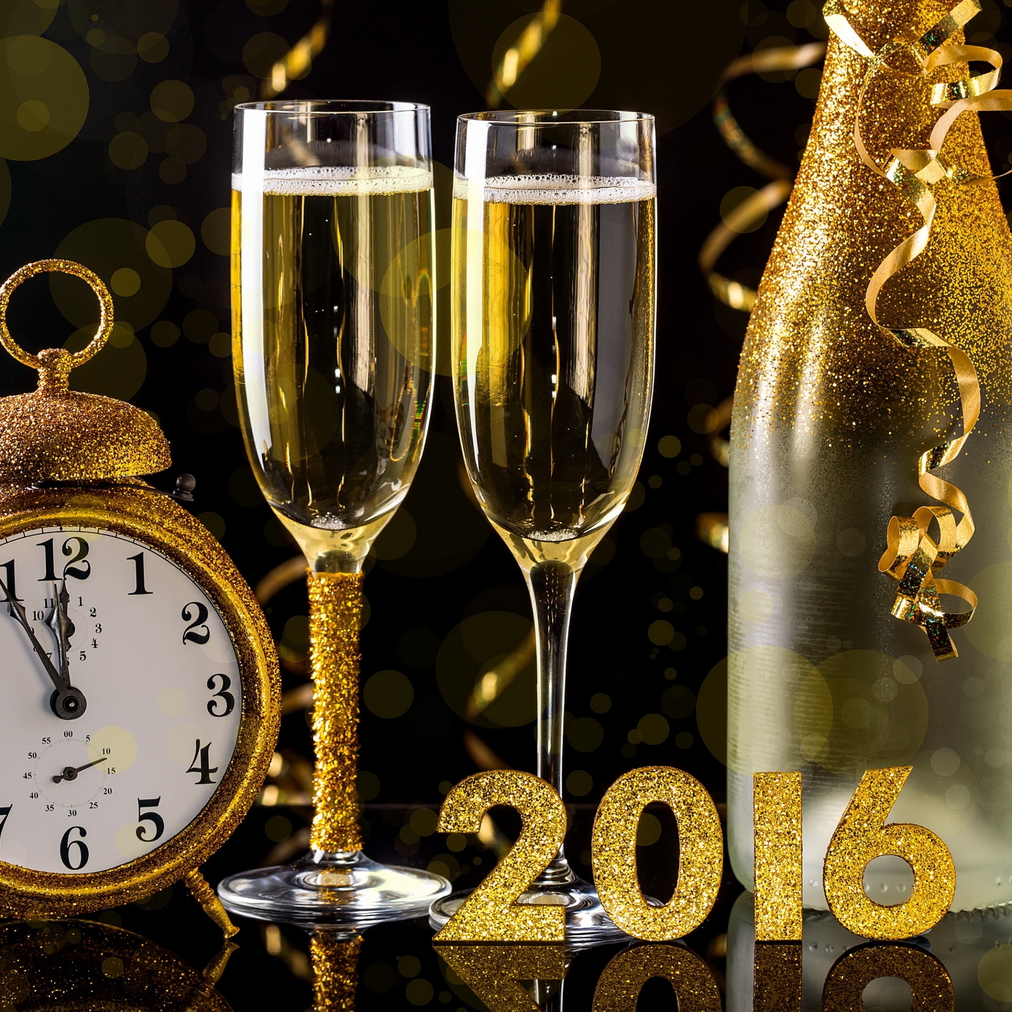 Скачать картинку Часы, Новый Год, Стекло, Стакан, Шампанское, Бутылка, Праздничные, Новый Год 2016 в телефон бесплатно.