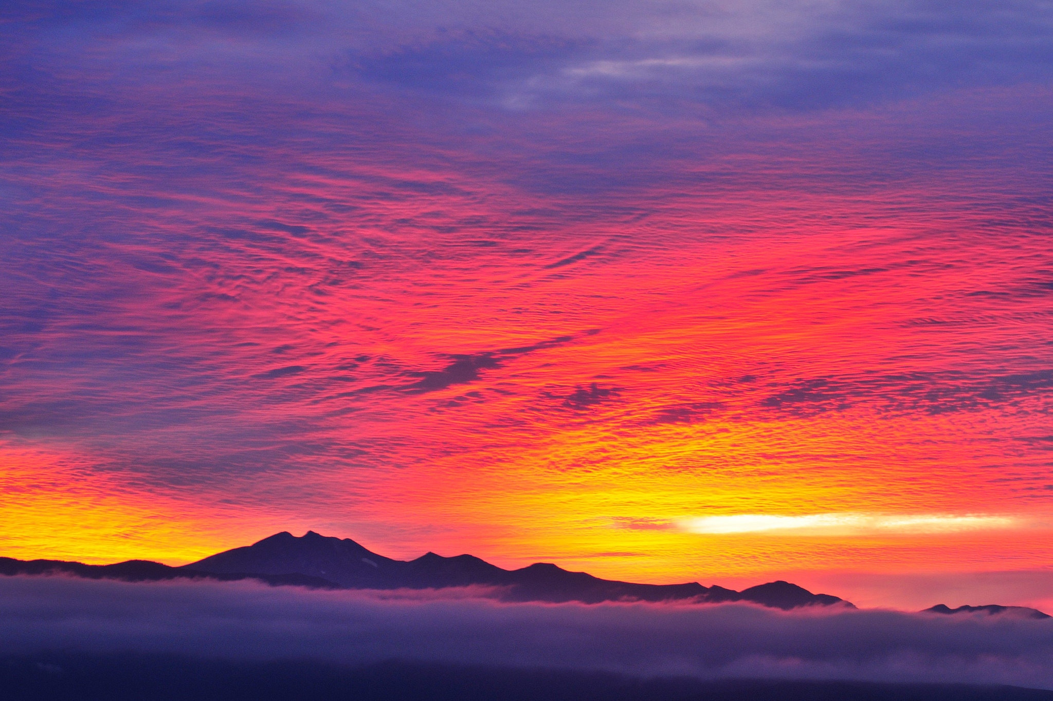 Descarga gratuita de fondo de pantalla para móvil de Naturaleza, Cielo, Montaña, Nube, Atardecer, Tierra/naturaleza.