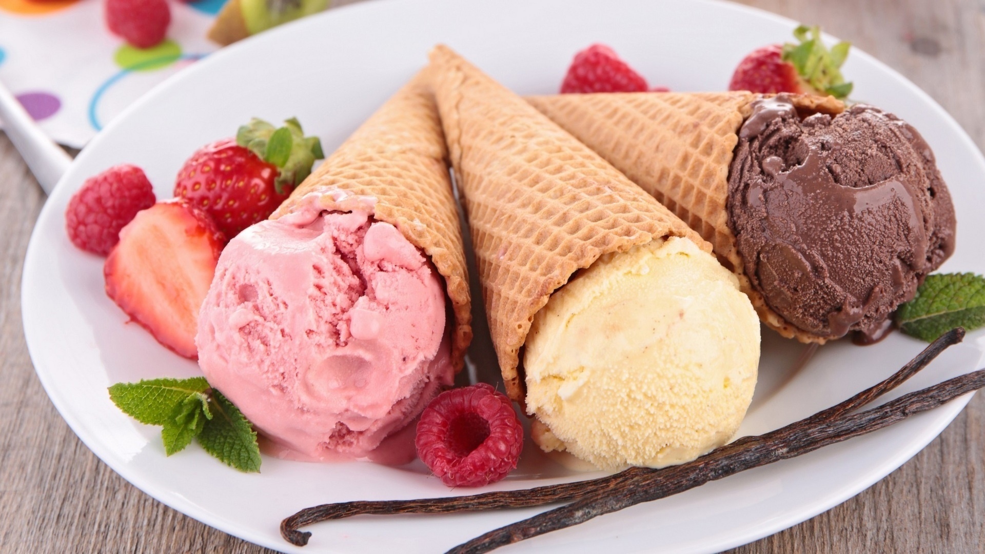 867118 скачать обои мороженое, еда, ягода, вафельный рожок - заставки и картинки бесплатно