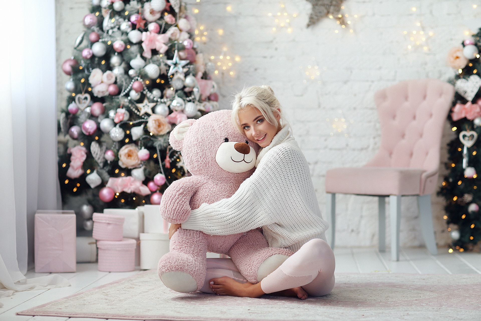 Download mobile wallpaper Teddy Bear, Christmas, Smile, Blonde, Model, Women, Stuffed Animal for free.