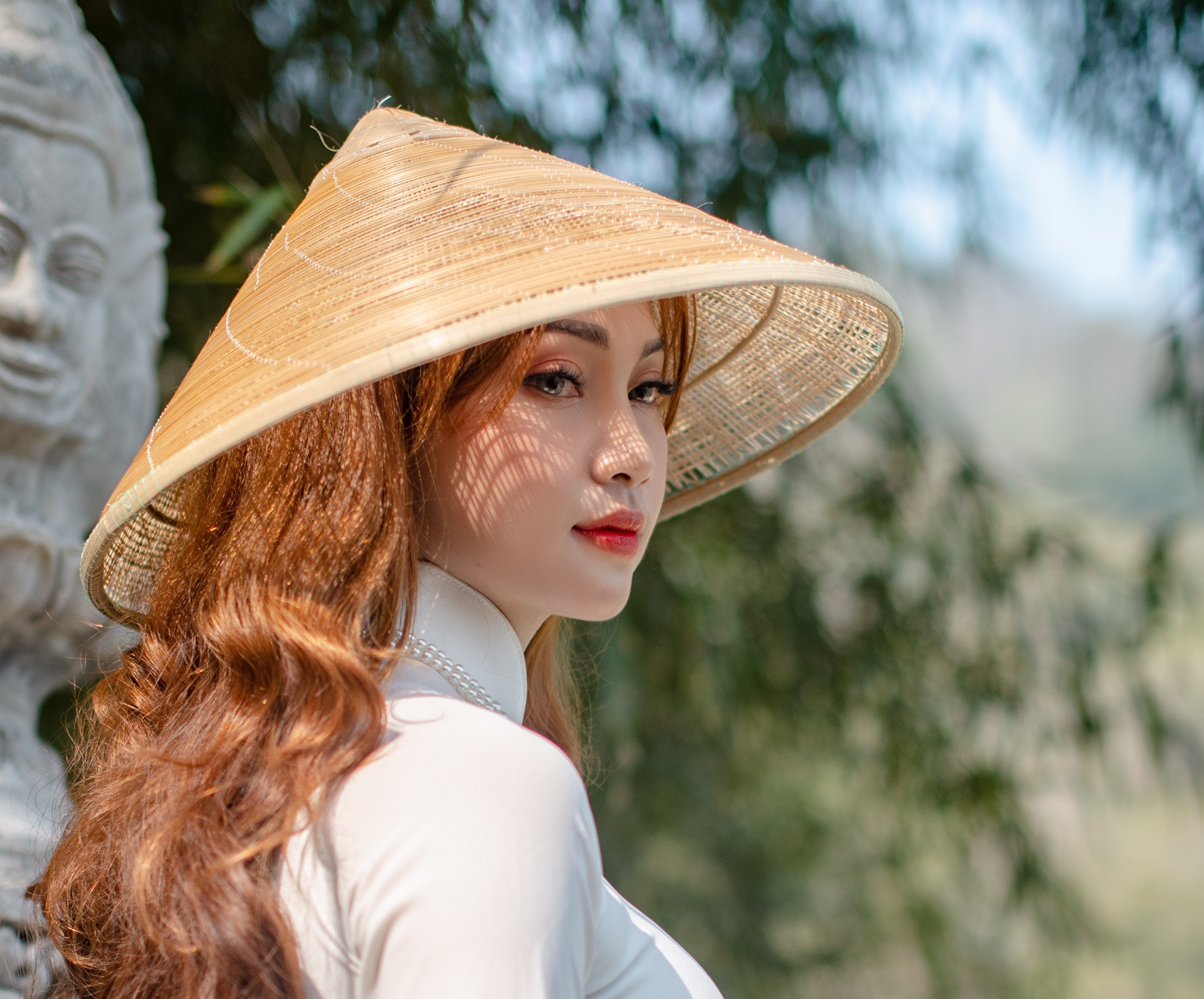 Handy-Wallpaper Brünette, Modell, Frauen, Asiatinnen, Asiatischer Konischer Hut kostenlos herunterladen.